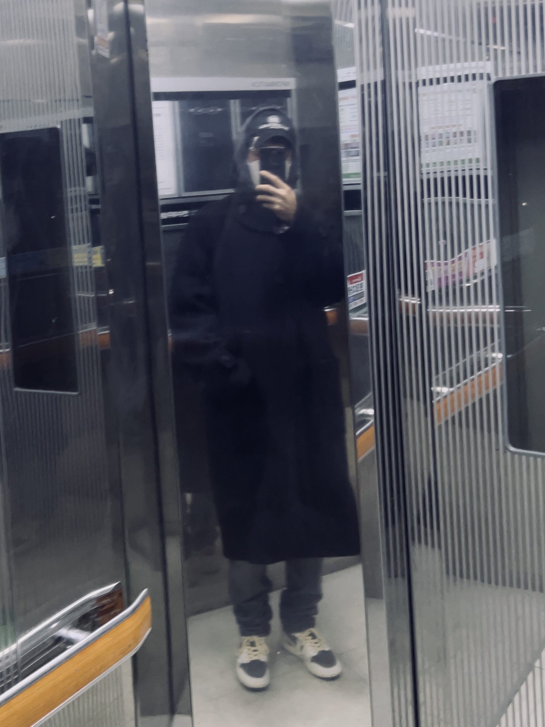 Jordan 1 x Travis Scott Retro Low OG SP Sail and Ridgerock, Undermycar Legion.02 Balmacaan Oversized Wool Coat Black 착용 스타일 - 2