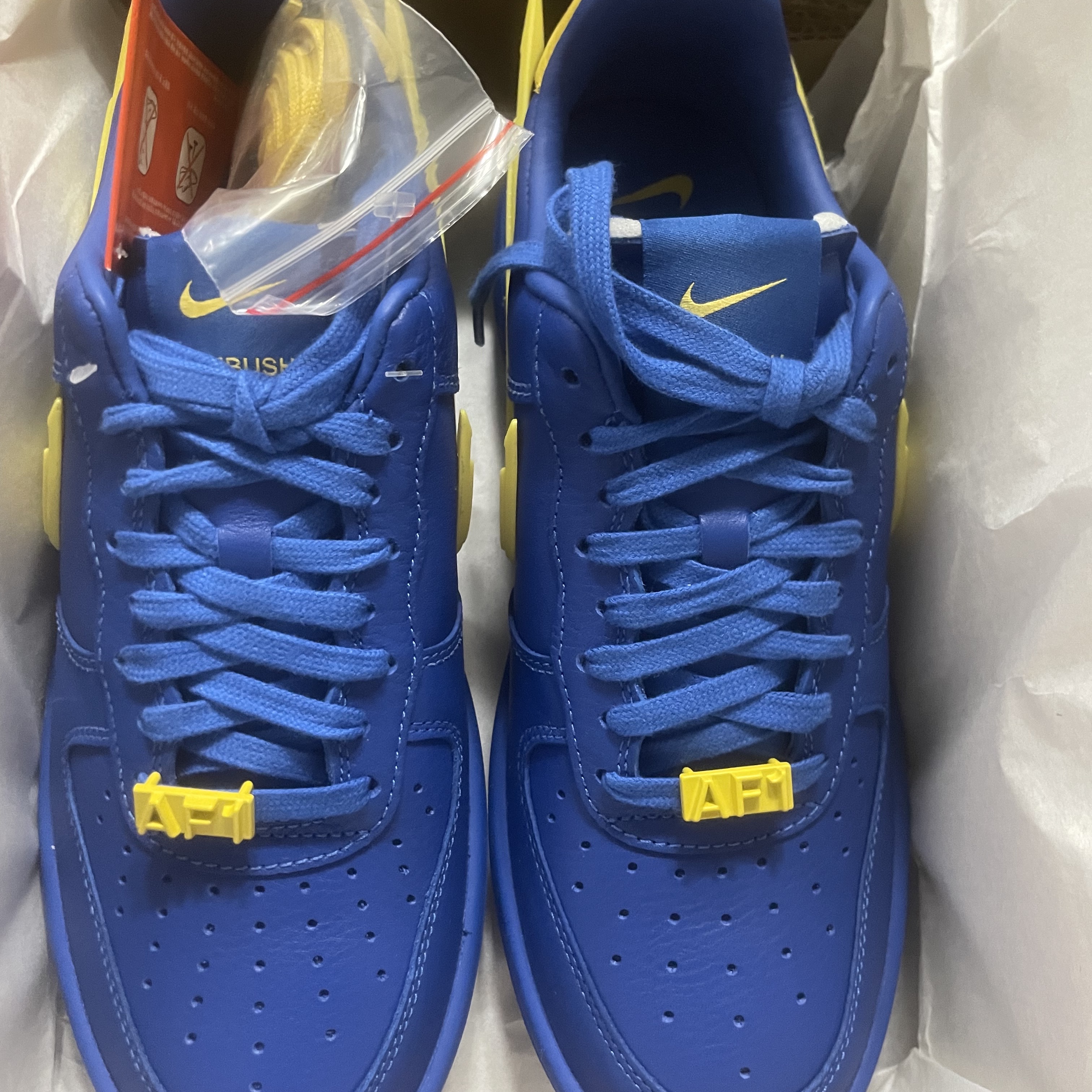 Nike x Ambush Air Force 1 Low SP Game Royal and Vivid Sulfur 착용 스타일 - 4