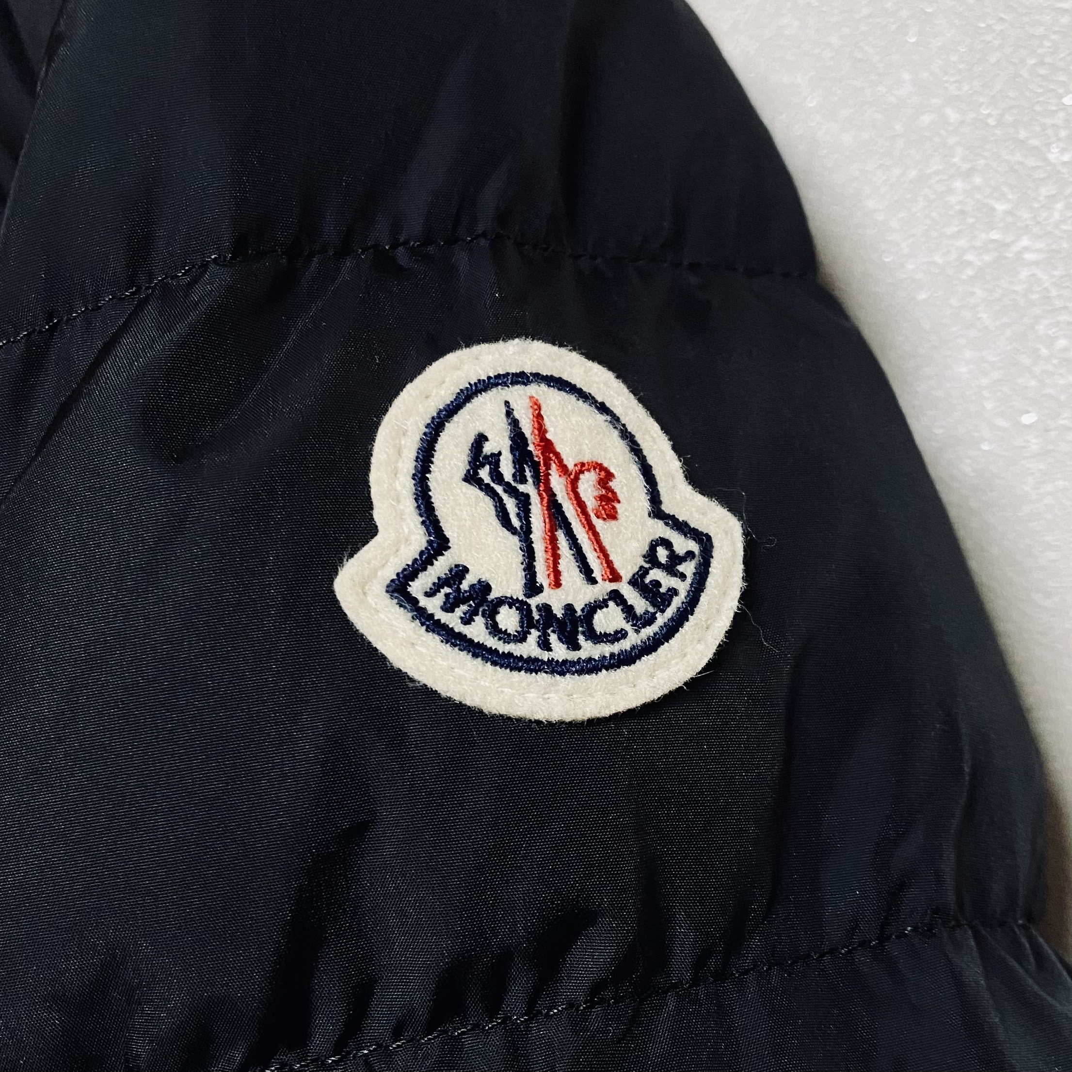 Moncler Amiot Short Down Jacket Black - 22FW 착용 스타일 - 3