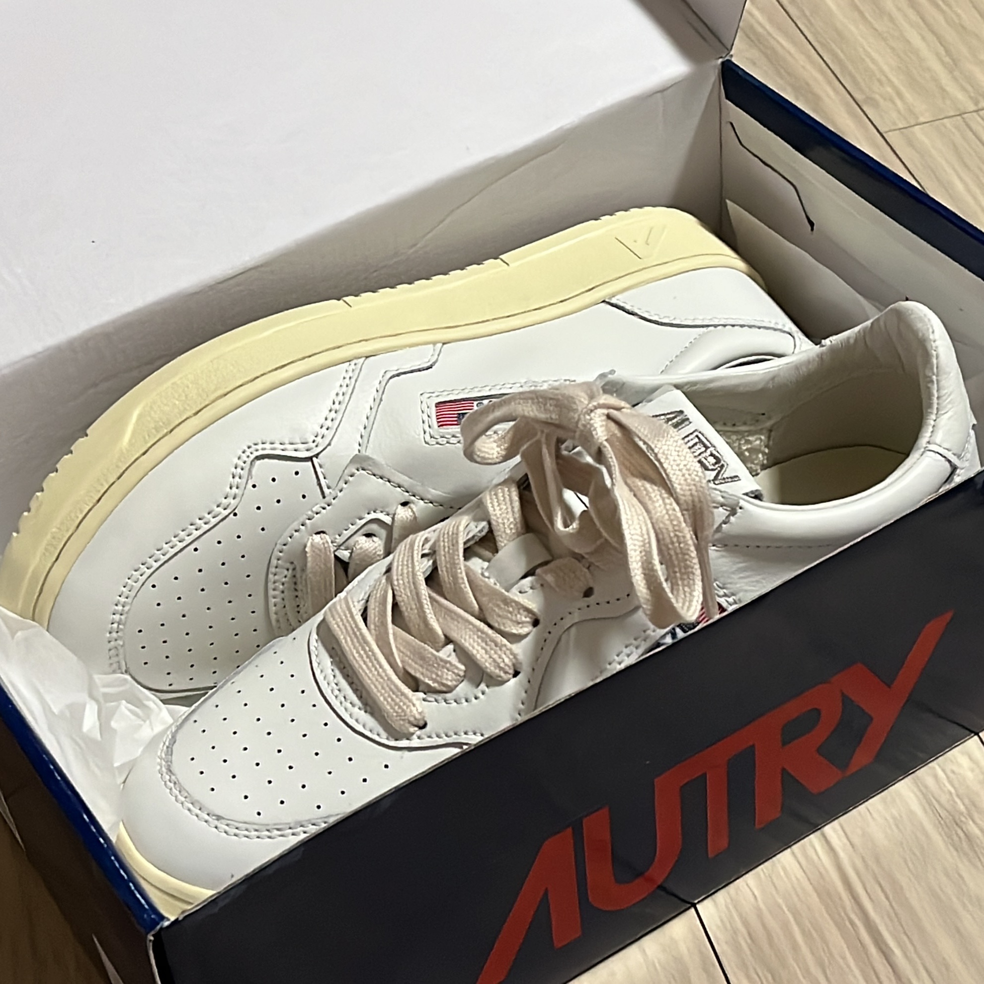 (W) Autry Medalist Low Goatskin Sneakers White 착용 스타일