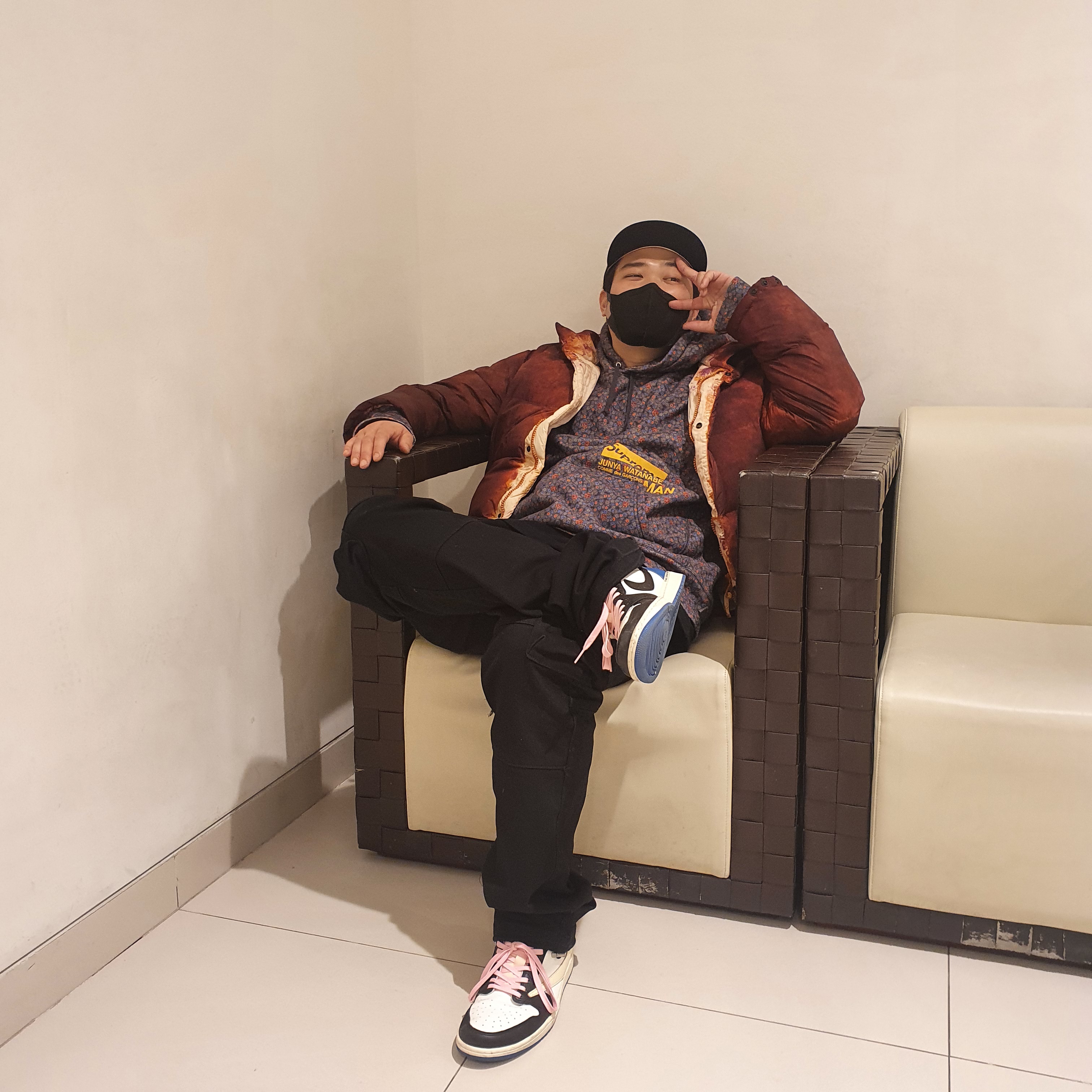 Supreme x Comme des Garcons Junya Watanabe Man Hooded Sweatshirt Black Flowers - 21FW, Supreme x Stone Island Painted Camo Crinkle Down Jacket Coral - 20FW 착용 스타일