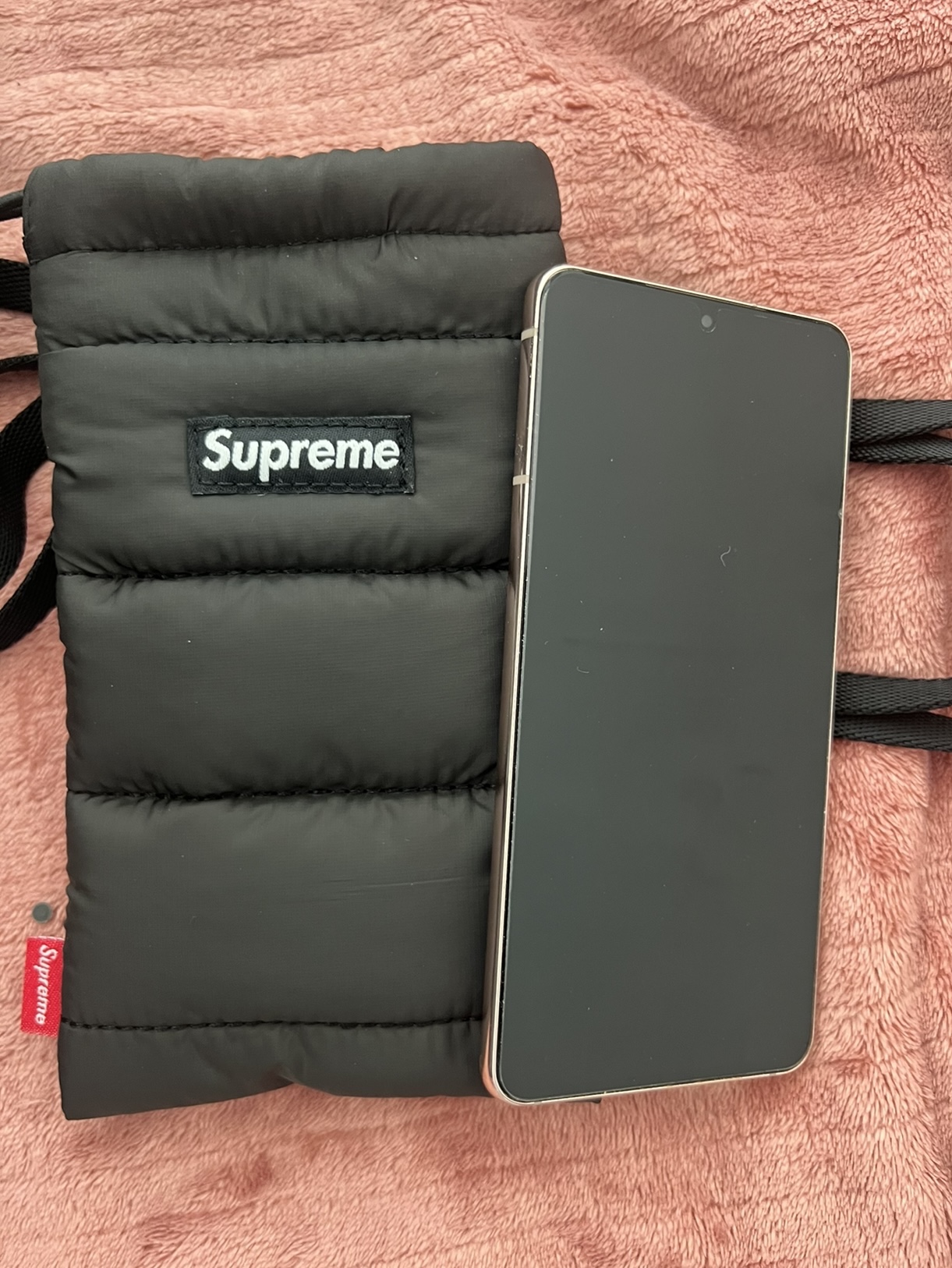 Supreme Puffer Neck Pouch Black - 22FW 착용 스타일 - 2