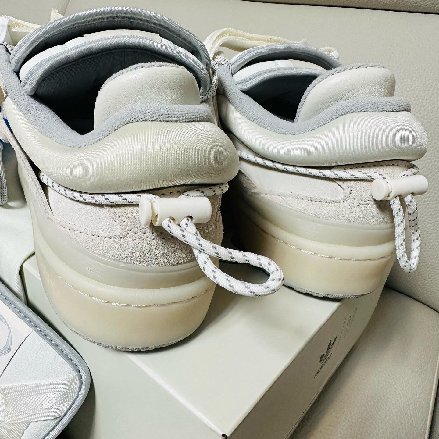 Adidas x Bad Bunny Forum Low Cloud White Clear Onix 착용 스타일 - 2