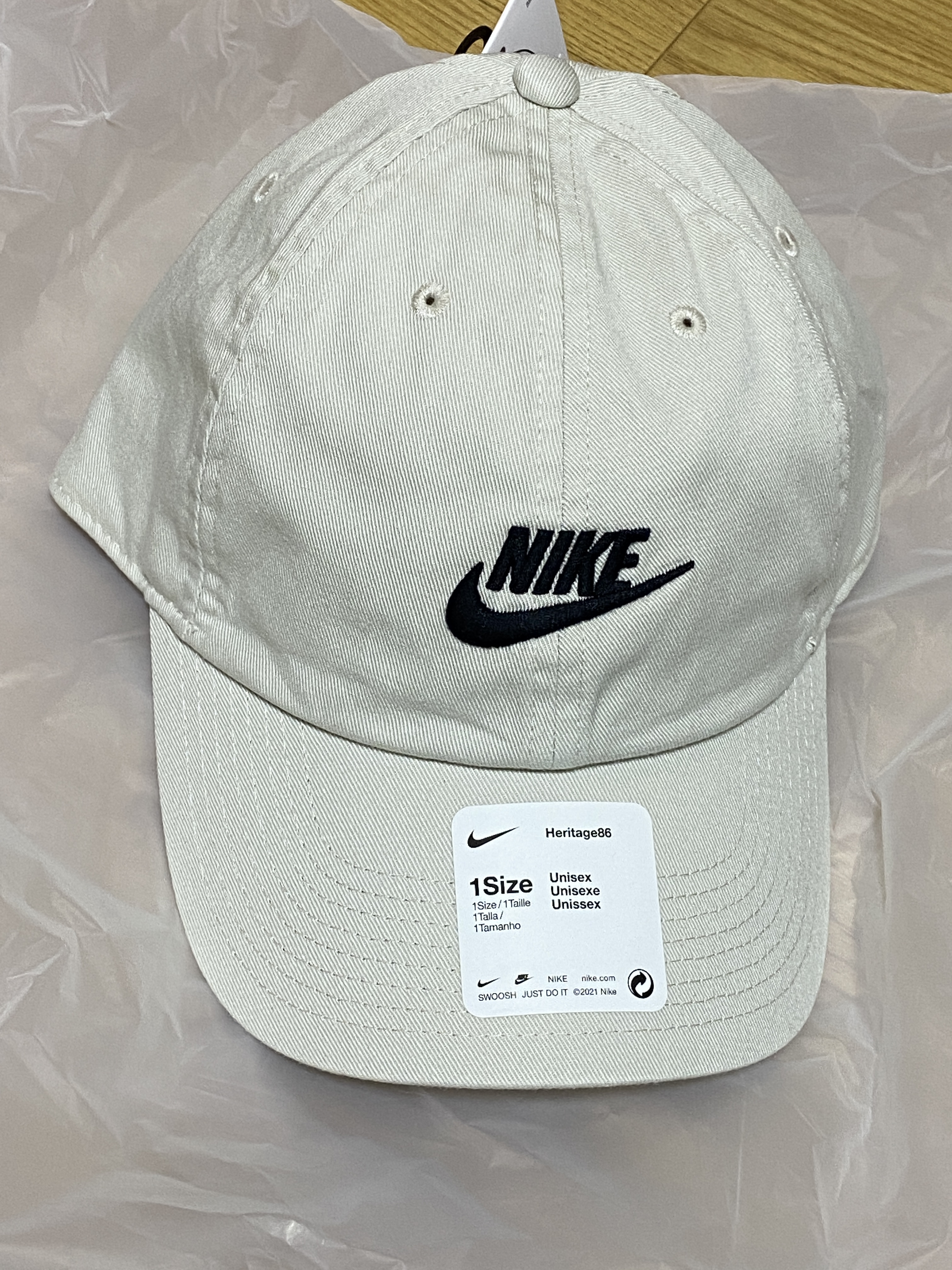 Nike Heritage 86 Futura Washed Cap Light Bone 착용 스타일