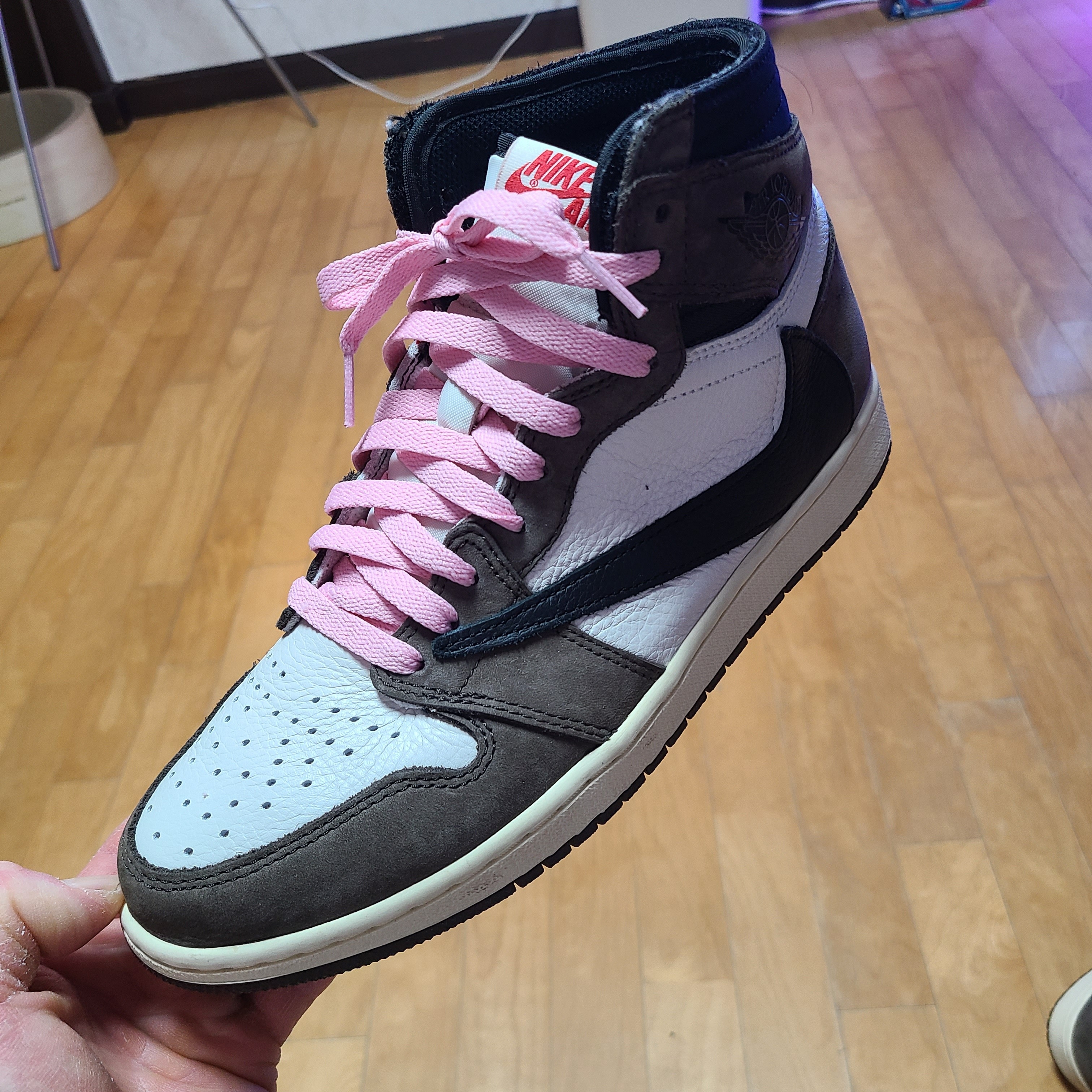 Jordan 1 x Travis Scott Retro High OG SP Mocha 착용 스타일 - 1