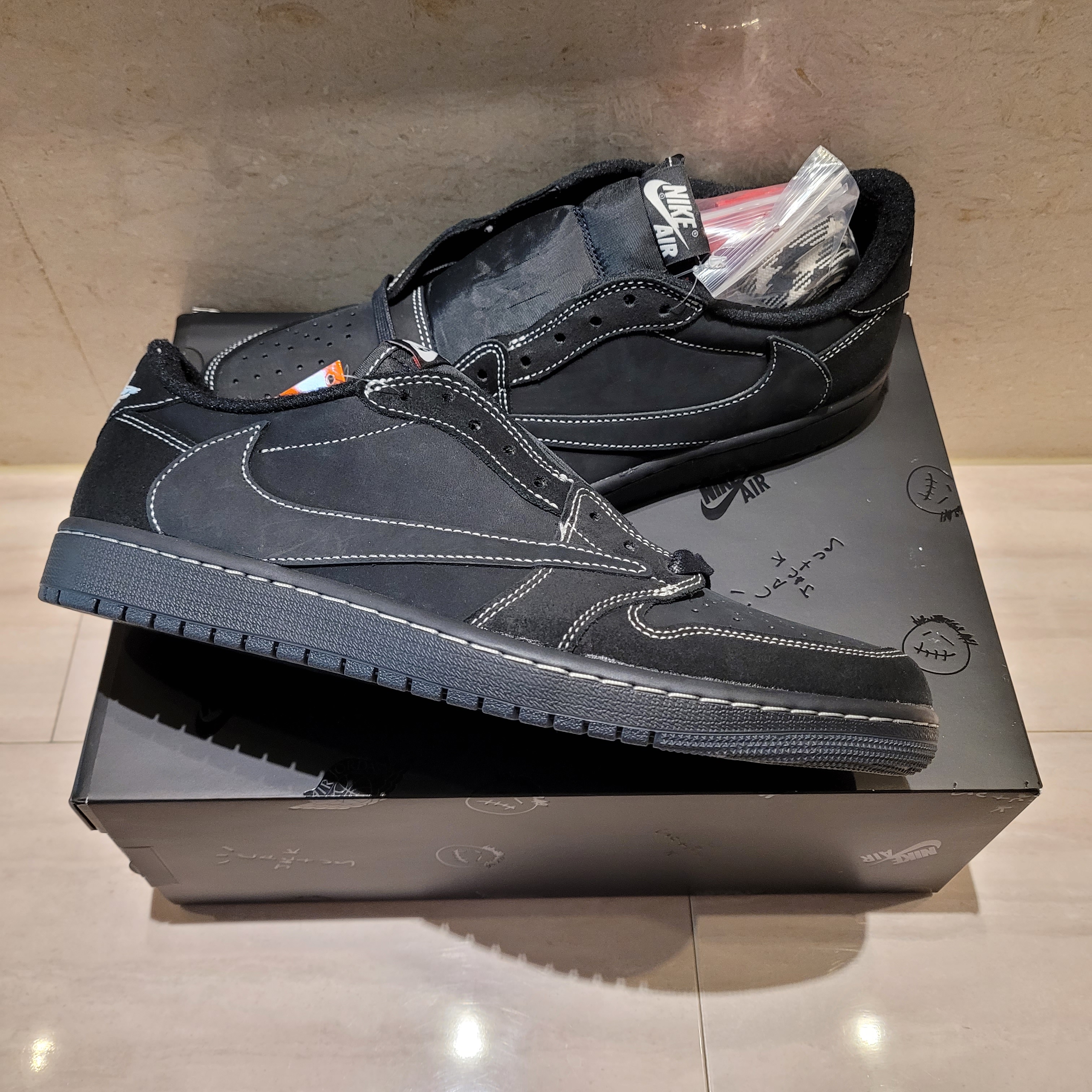 Jordan 1 x Travis Scott Retro Low OG SP Black Phantom 착용 스타일 - 1