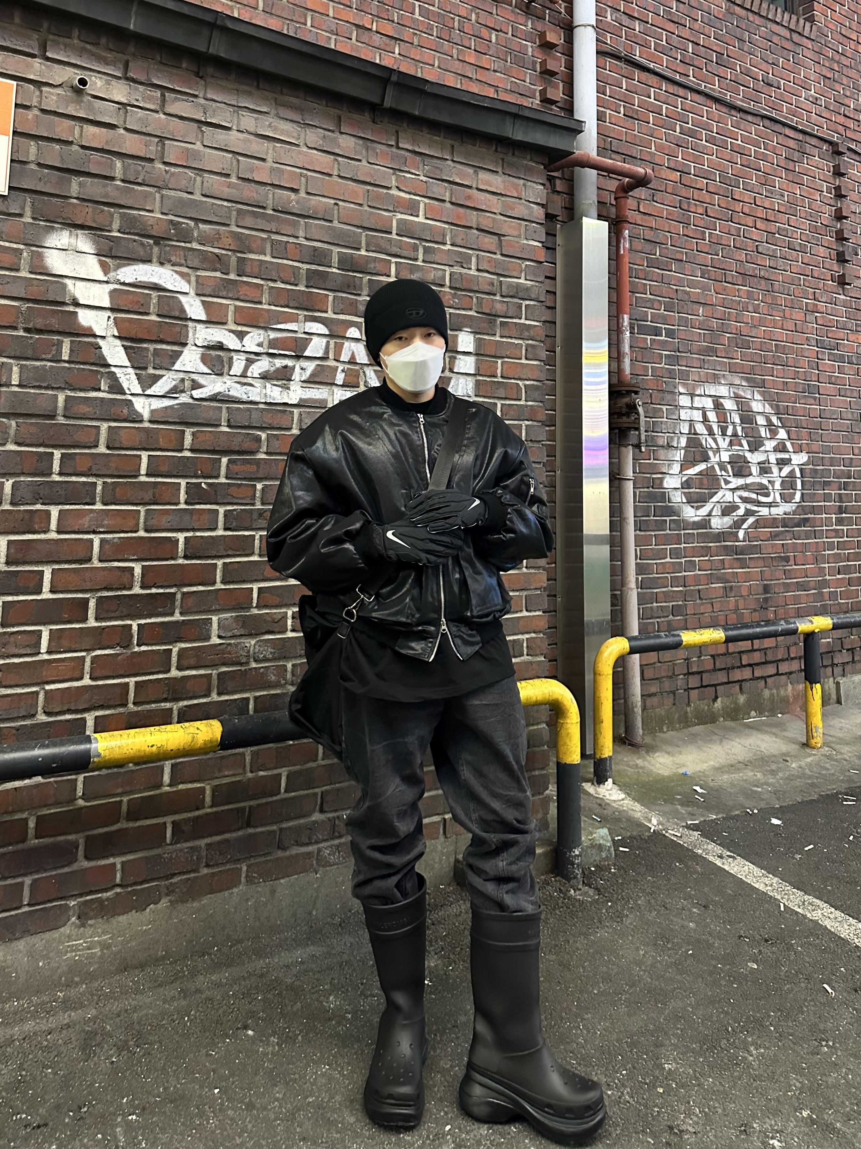 Balenciaga x Crocs Rubber Boot Black, Nike x Drake Nocta Gloves Black 착용 스타일 - 1