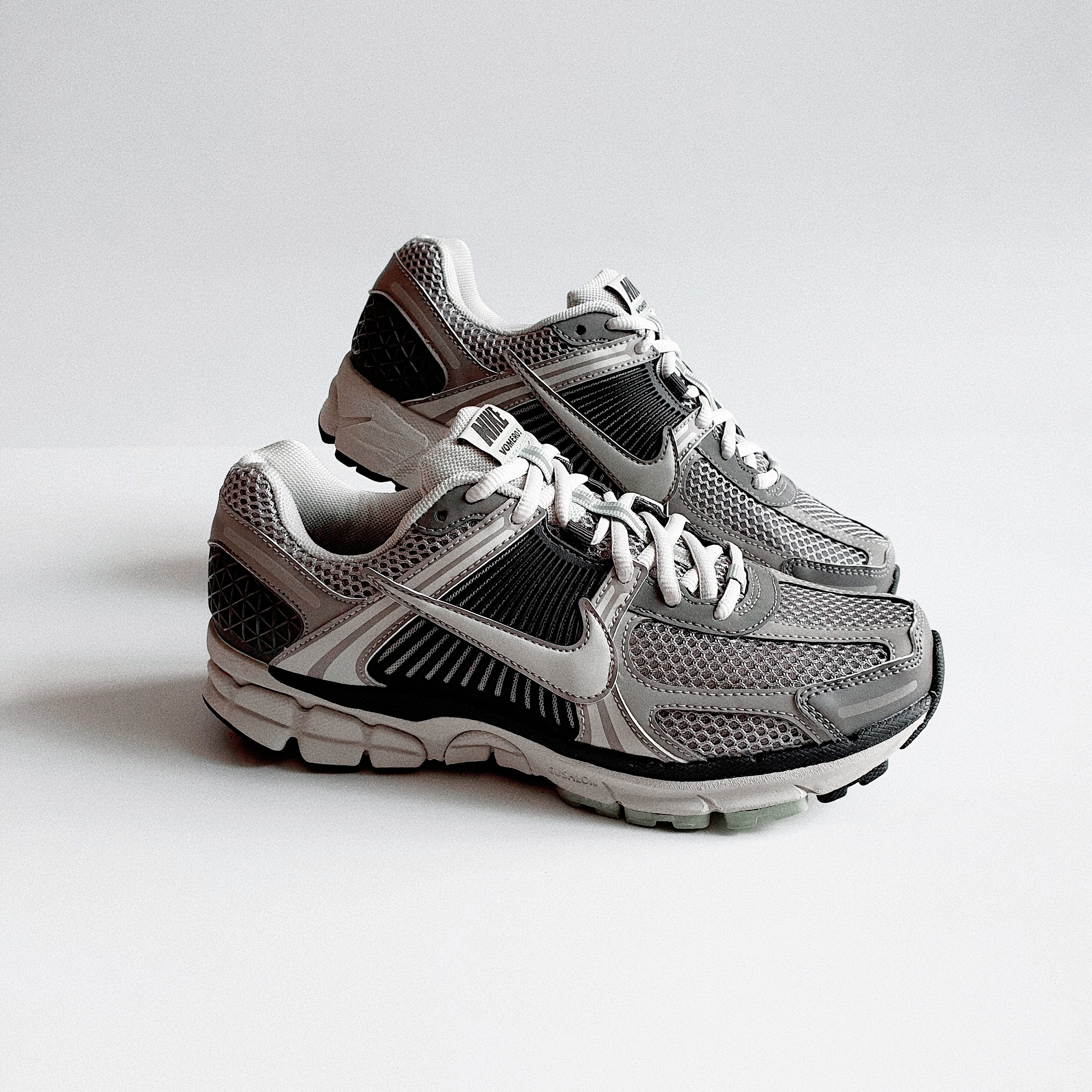 (W) Nike Zoom Vomero 5 Cobblestone and Flat Pewter 착용 스타일