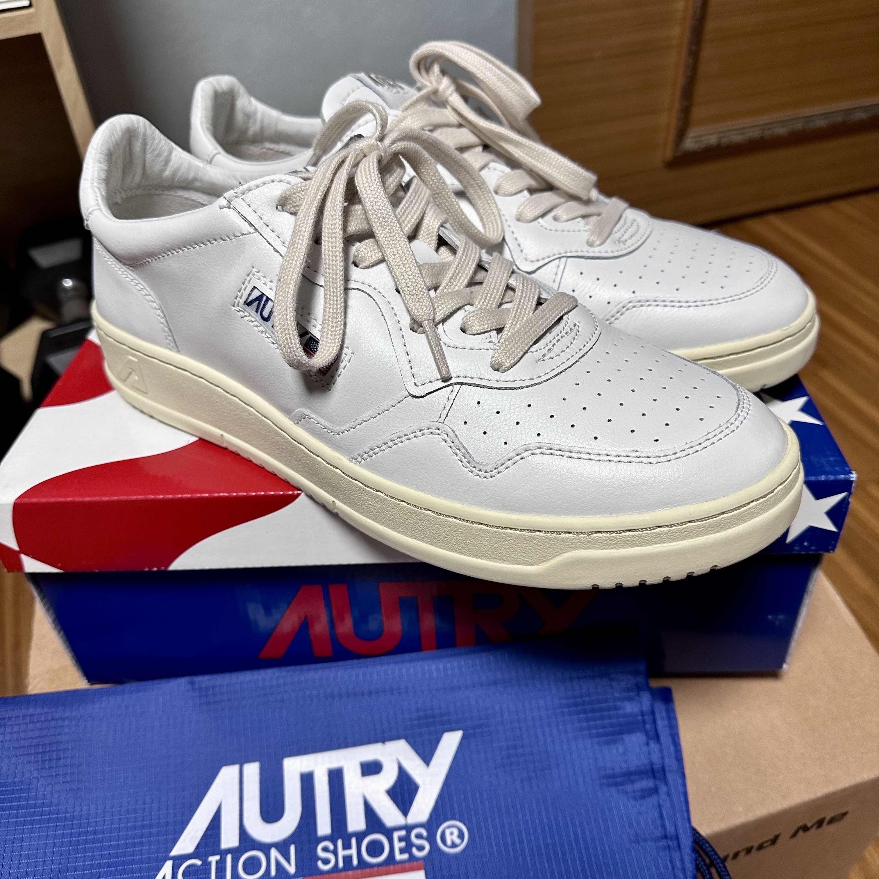 Autry Medalist Low Leather Sneakers White 착용 스타일
