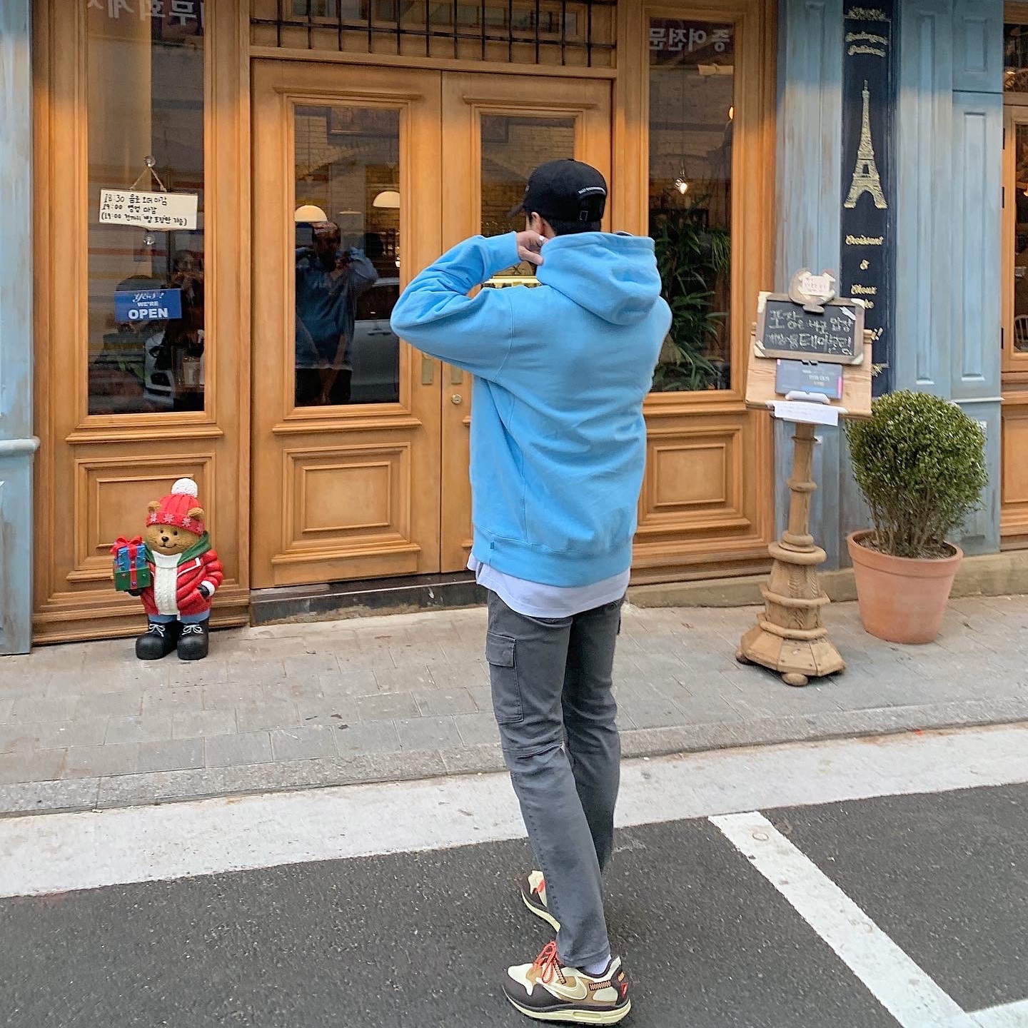 Nike x Travis Scott Air Max 1 Cact.us Brown, Supreme Bandana Box Logo Hooded Sweatshirt Light Blue - 19FW 착용 스타일 - 2