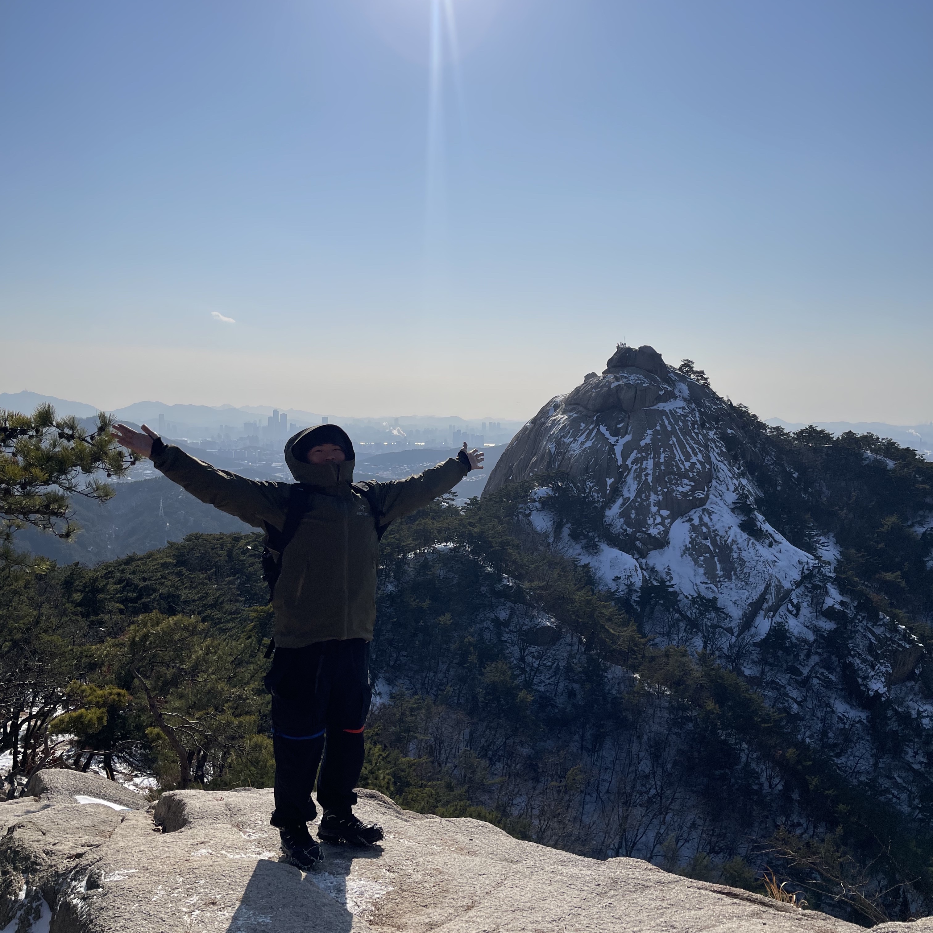 Arc'teryx Atom LT Hoody Black, Nike ACG Smith Summit Cargo Pants Black Summit White - Asia 착용 스타일 - 2