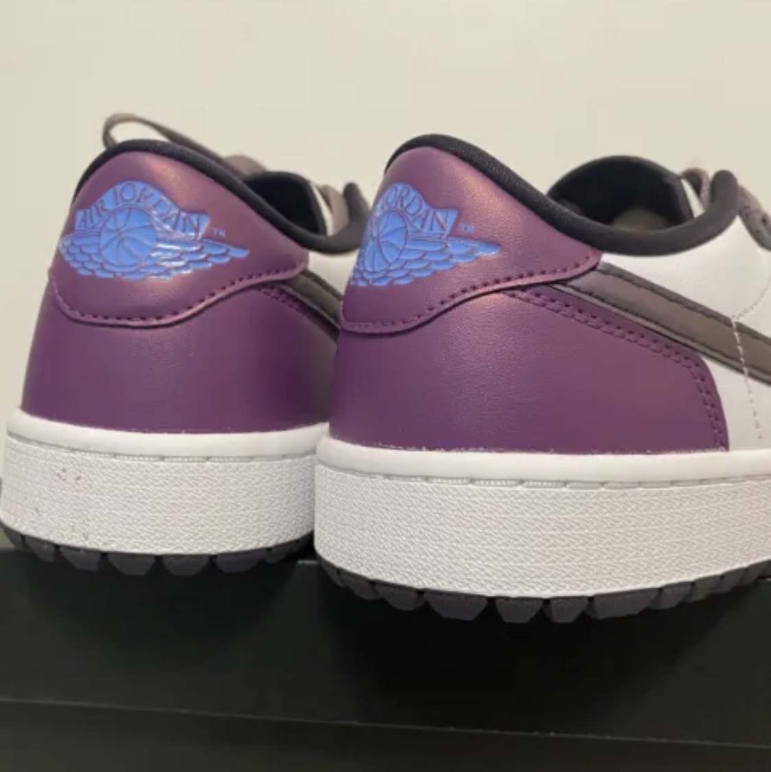 Jordan 1 Low Golf Cave Purple and Viotech 착용 스타일 - 2