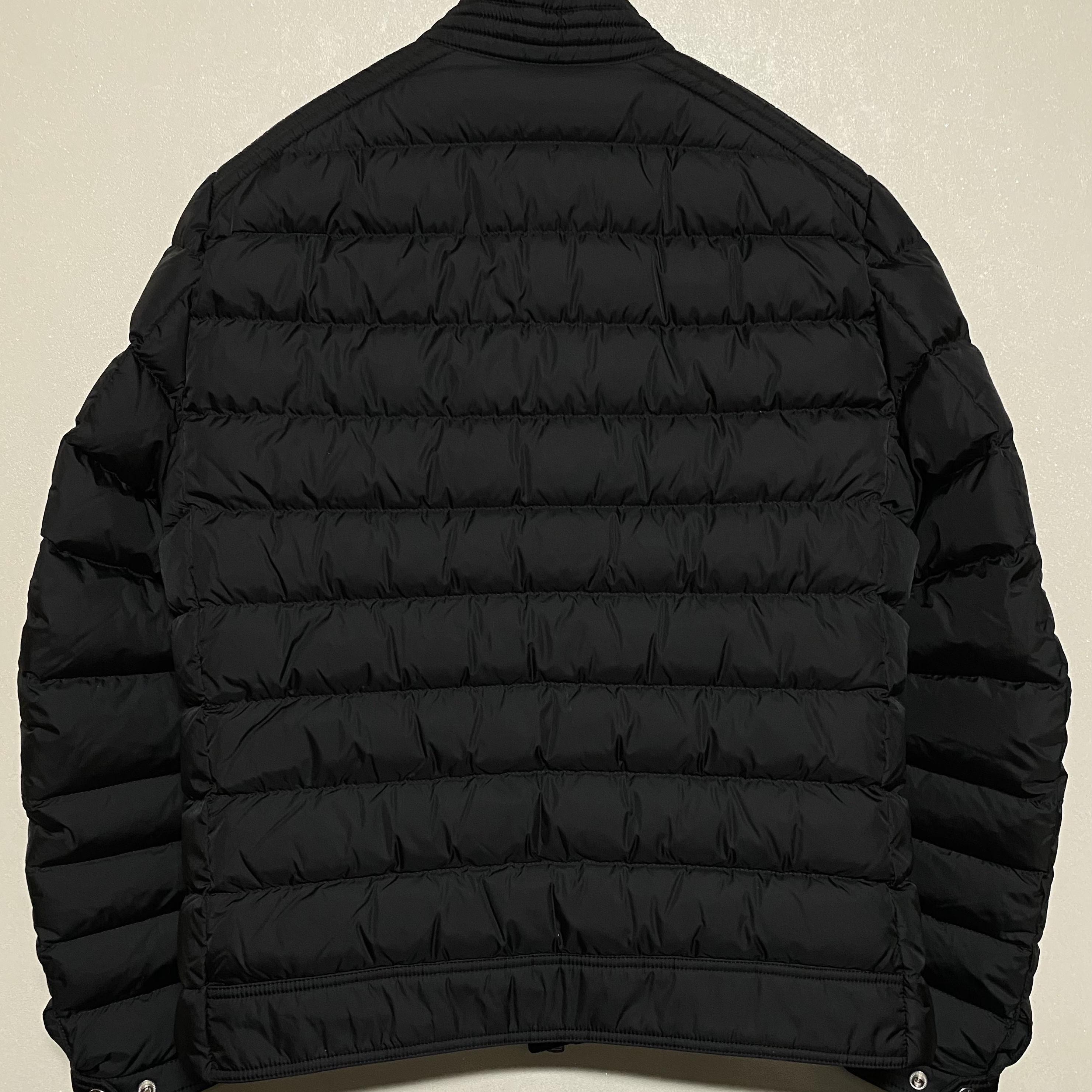 Moncler Amiot Short Down Jacket Black - 22FW 착용 스타일 - 4
