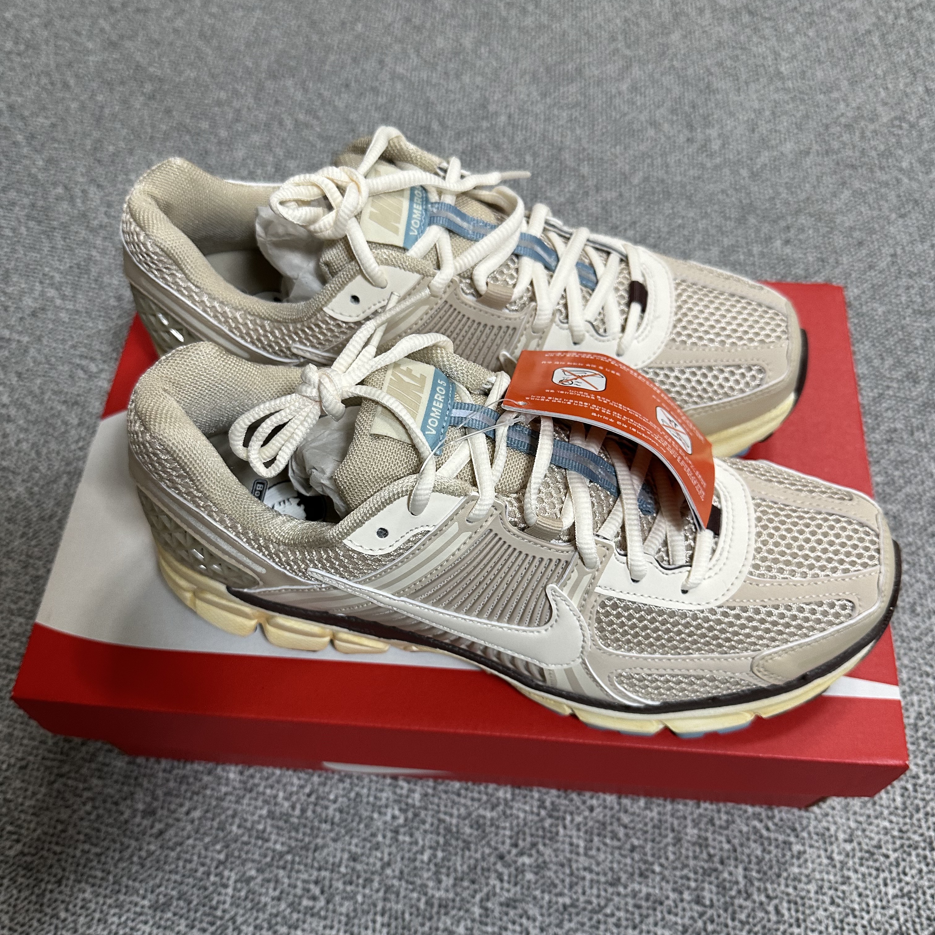 (W) Nike Zoom Vomero 5 Oatmeal, New Balance 1906R White Gray 착용 스타일 - 1