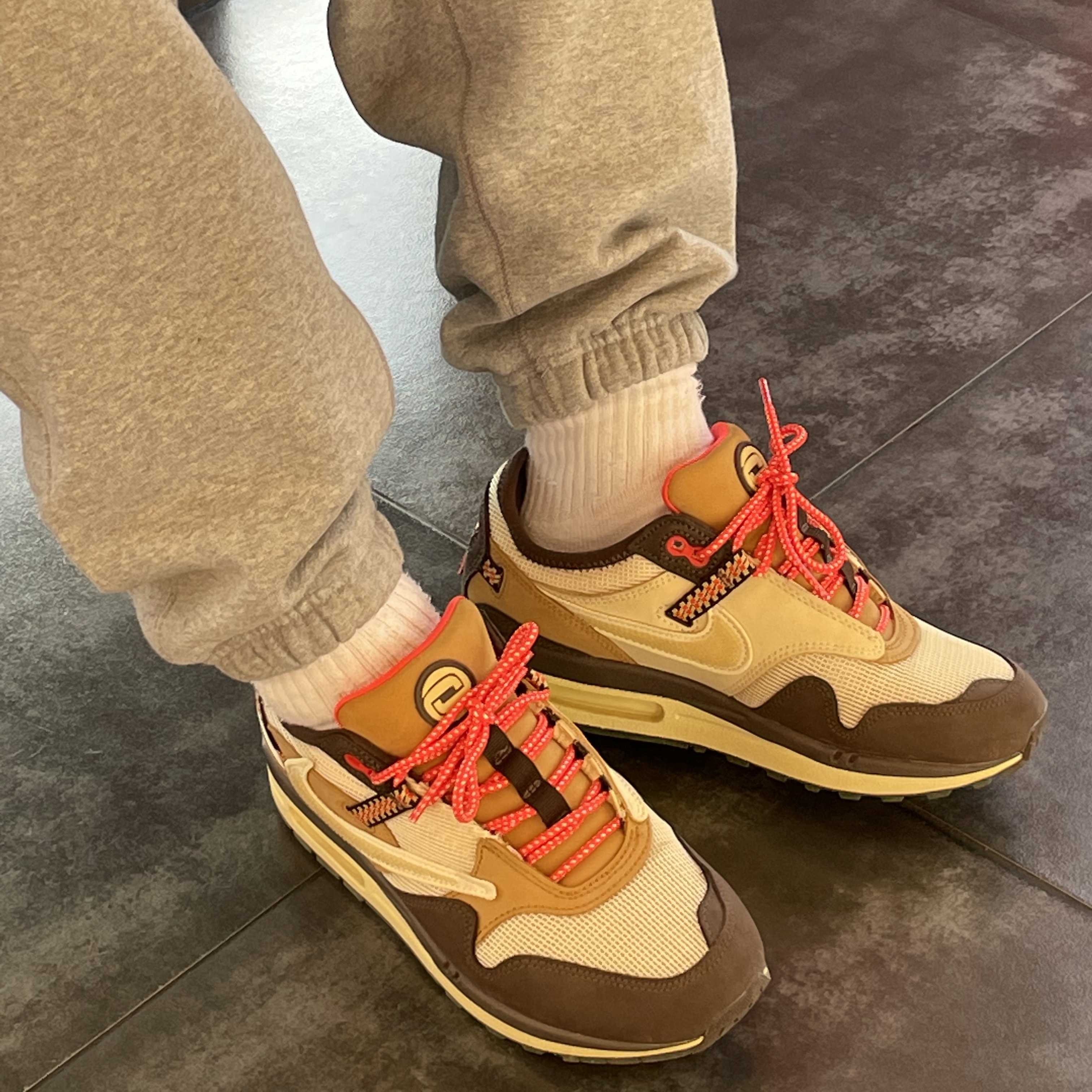 Nike x Travis Scott Air Max 1 Cact.us Brown, Nike NRG Solo Swoosh Fleece Pants Dark Grey Heather - US/EU 착용 스타일