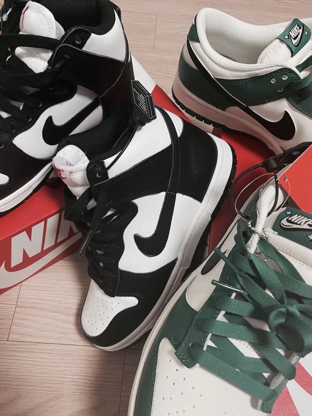 (W) Nike Dunk High Black and White, Nike Dunk Low Retro SE Jackpot Malachite 착용 스타일 - 1