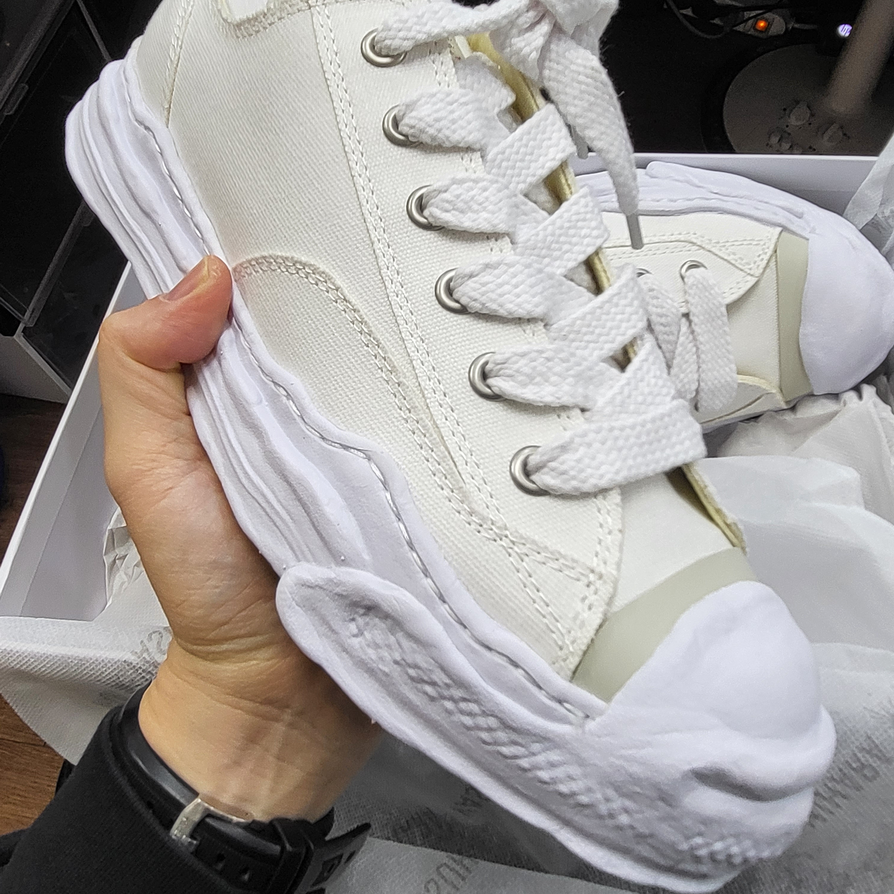 Maison Mihara Yasuhiro Hank OG Sole Canvas Low-top Sneakers White 착용 스타일