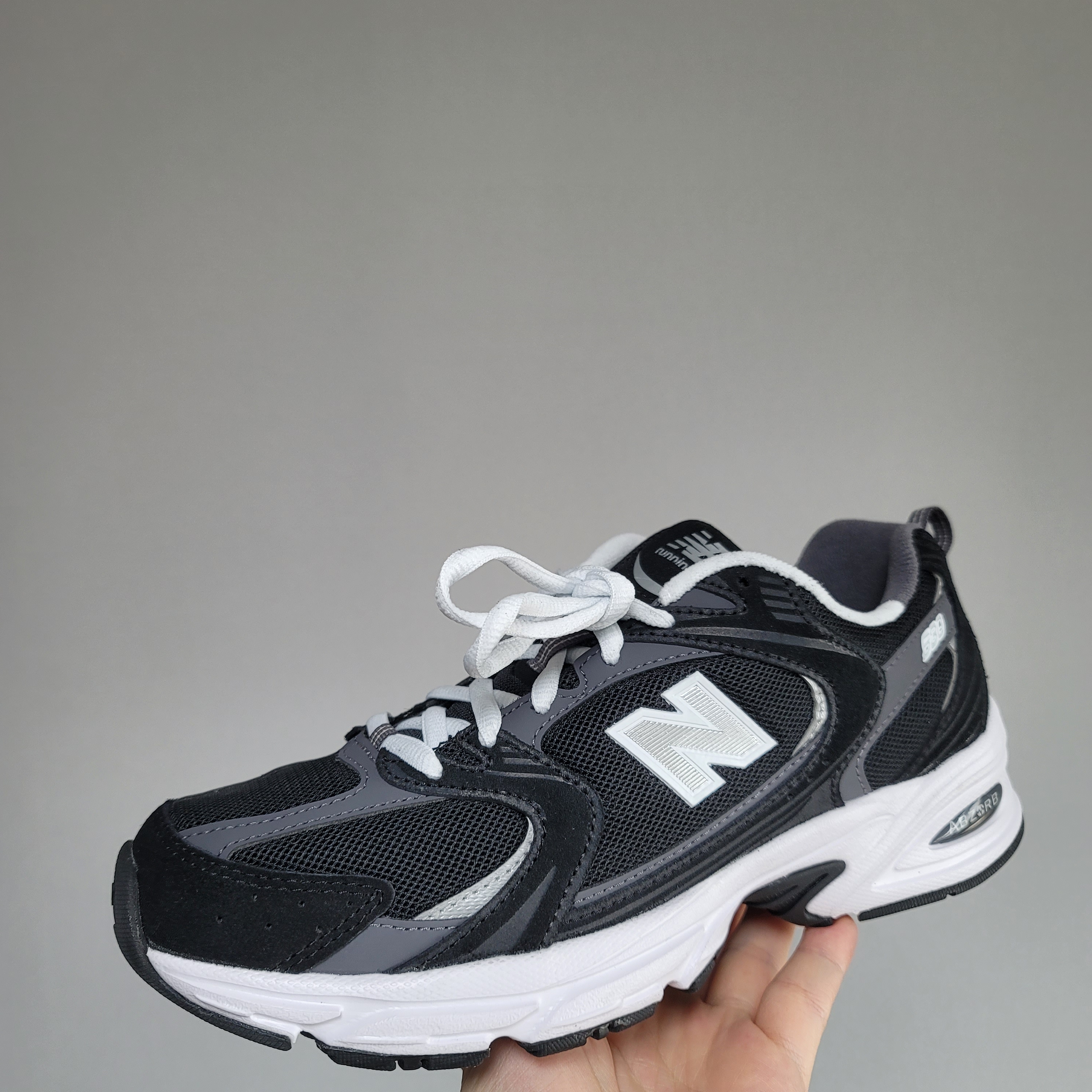 New Balance 530 Classic Black 착용 스타일 - 1