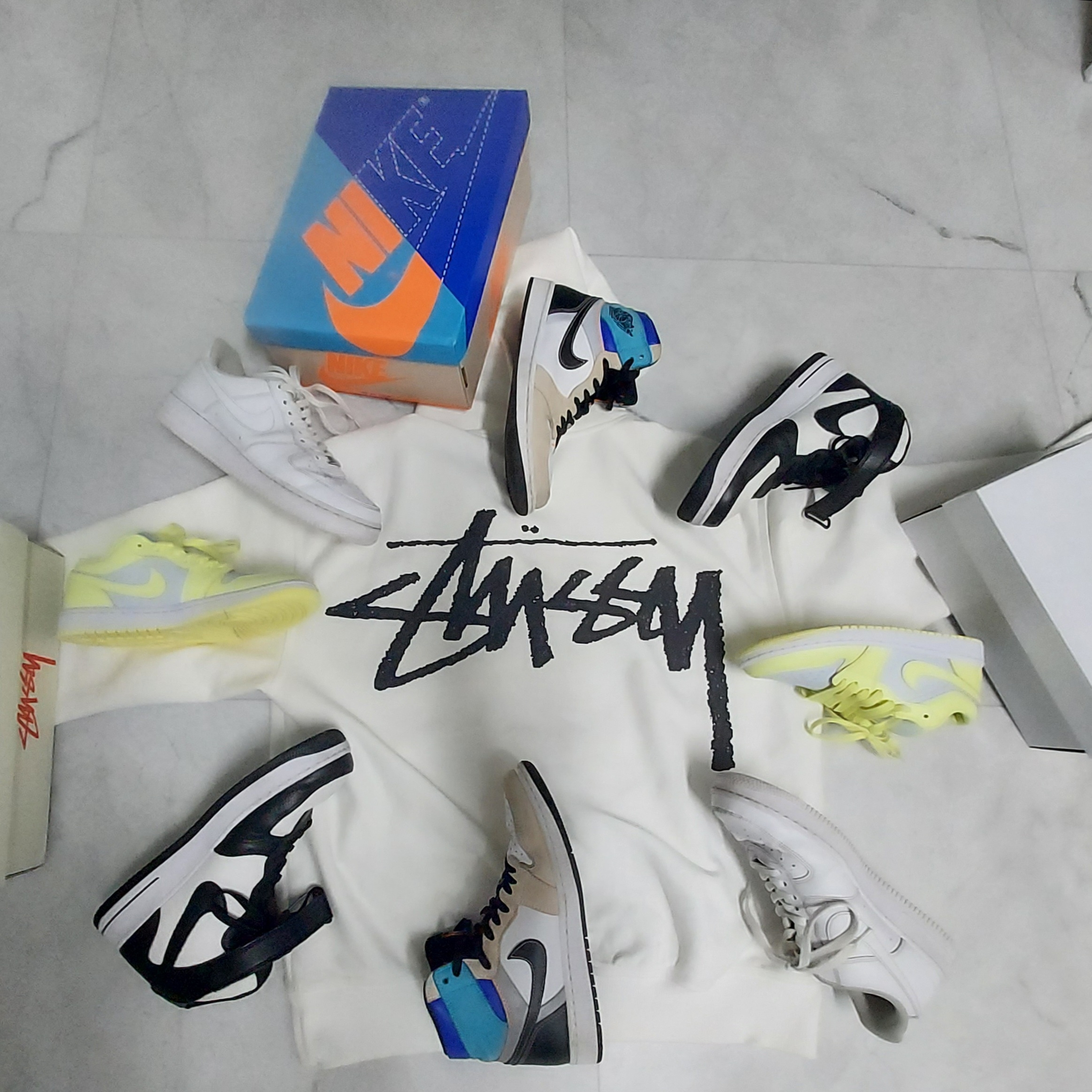 Stussy Big Stock Hoodie White, Nike x Stussy Air Force 1 '07 Mid SP Black and Light Bone 착용 스타일