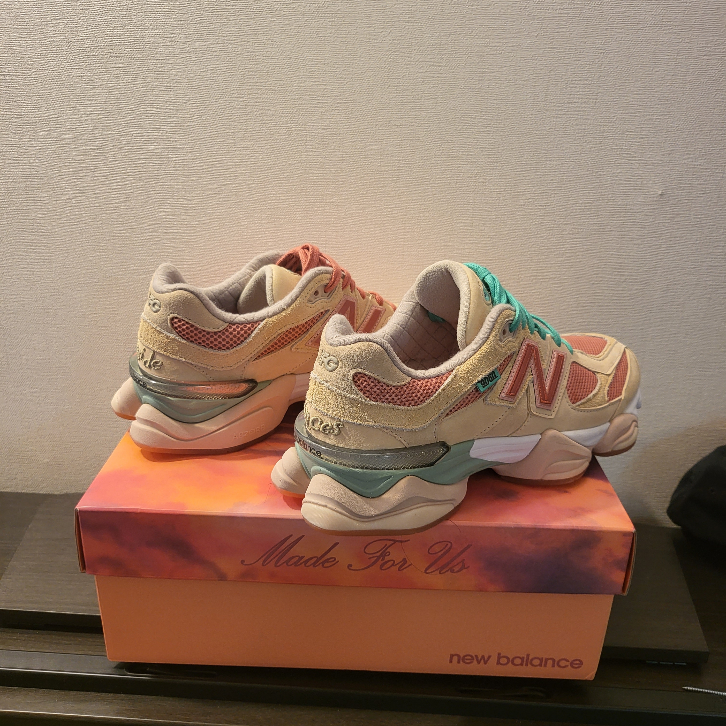 New Balance x Joe Freshgoods 9060 Inside Voices Penny Cookie Pink 착용 스타일 - 2