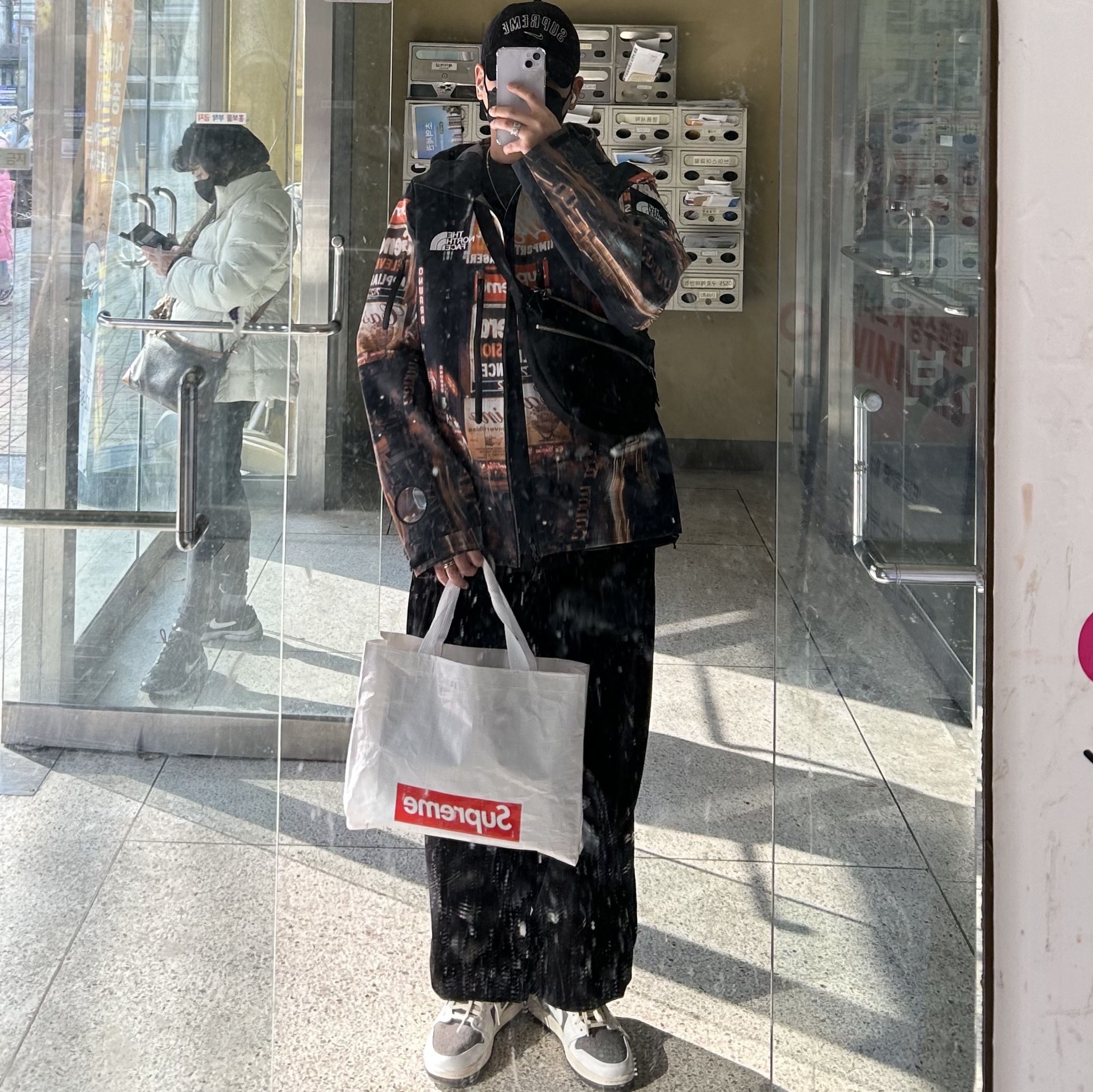 Supreme x The North Face Taped Seam Shell Jacket Times Square - 22FW, Jordan 1 x Travis Scott Retro Low OG SP Sail and Ridgerock 착용 스타일