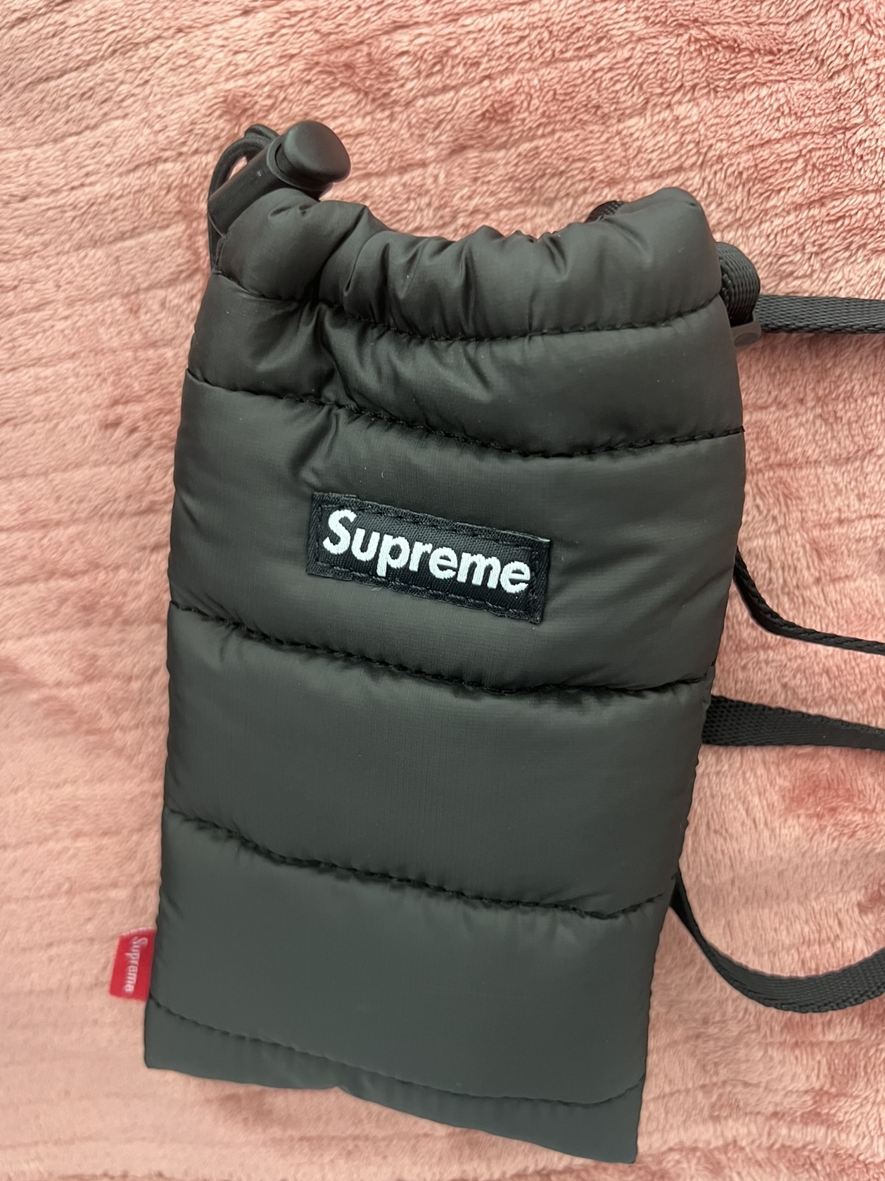 Supreme Puffer Neck Pouch Black - 22FW 착용 스타일 - 3