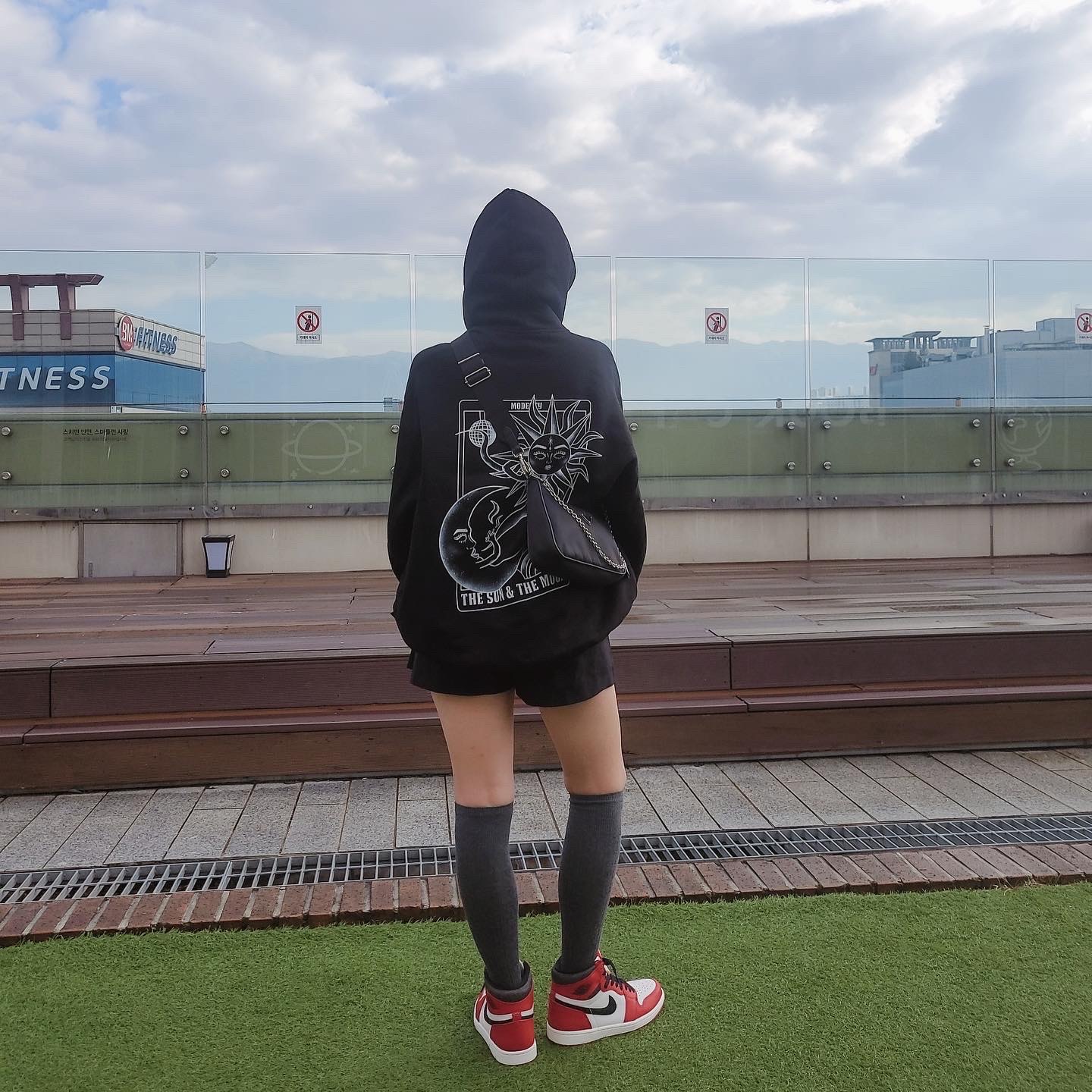 (GS) Jordan 1 Retro High OG Chicago 2022, Prada Re-Edition 2005 Re-Nylon Shoulder Bag Black 착용 스타일 - 3