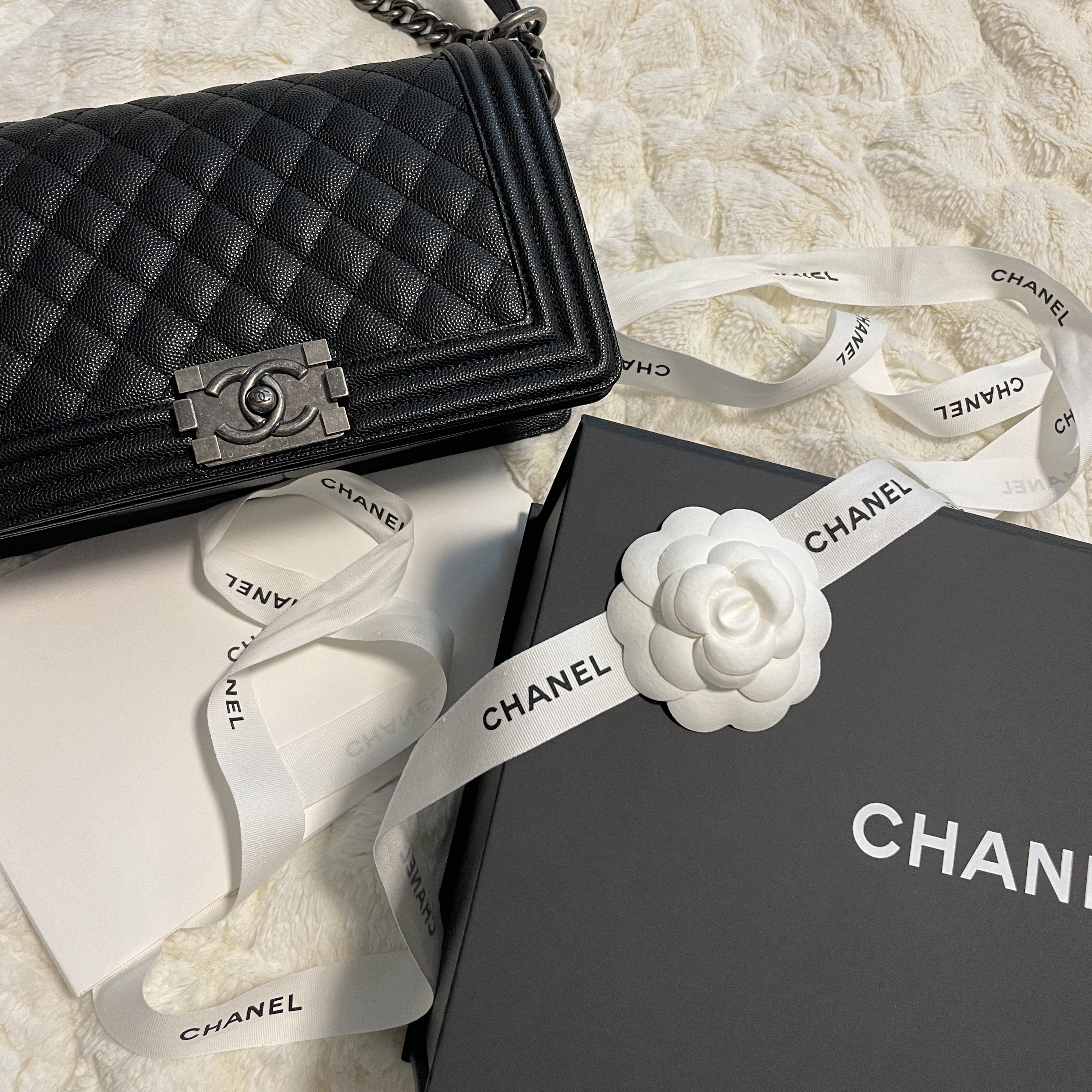 Chanel Medium Boy Chanel Handbag Grained Calfskin & Ruthenium Black 착용 스타일