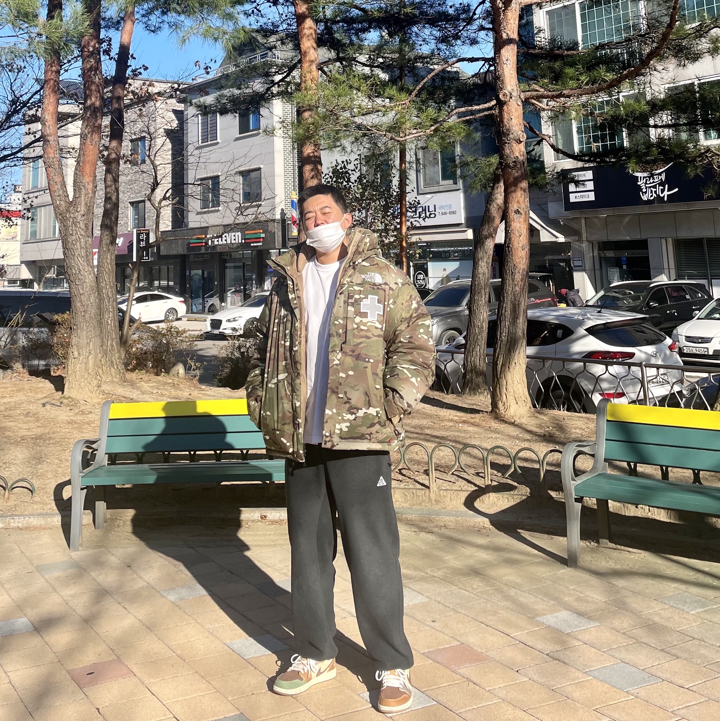 Jordan 1 x Zion Williamson Retro Low OG Flax and Oil Green, Supreme x The North Face Summit Series Rescue Baltoro Jacket Multi Camo - 22SS 착용 스타일 - 1