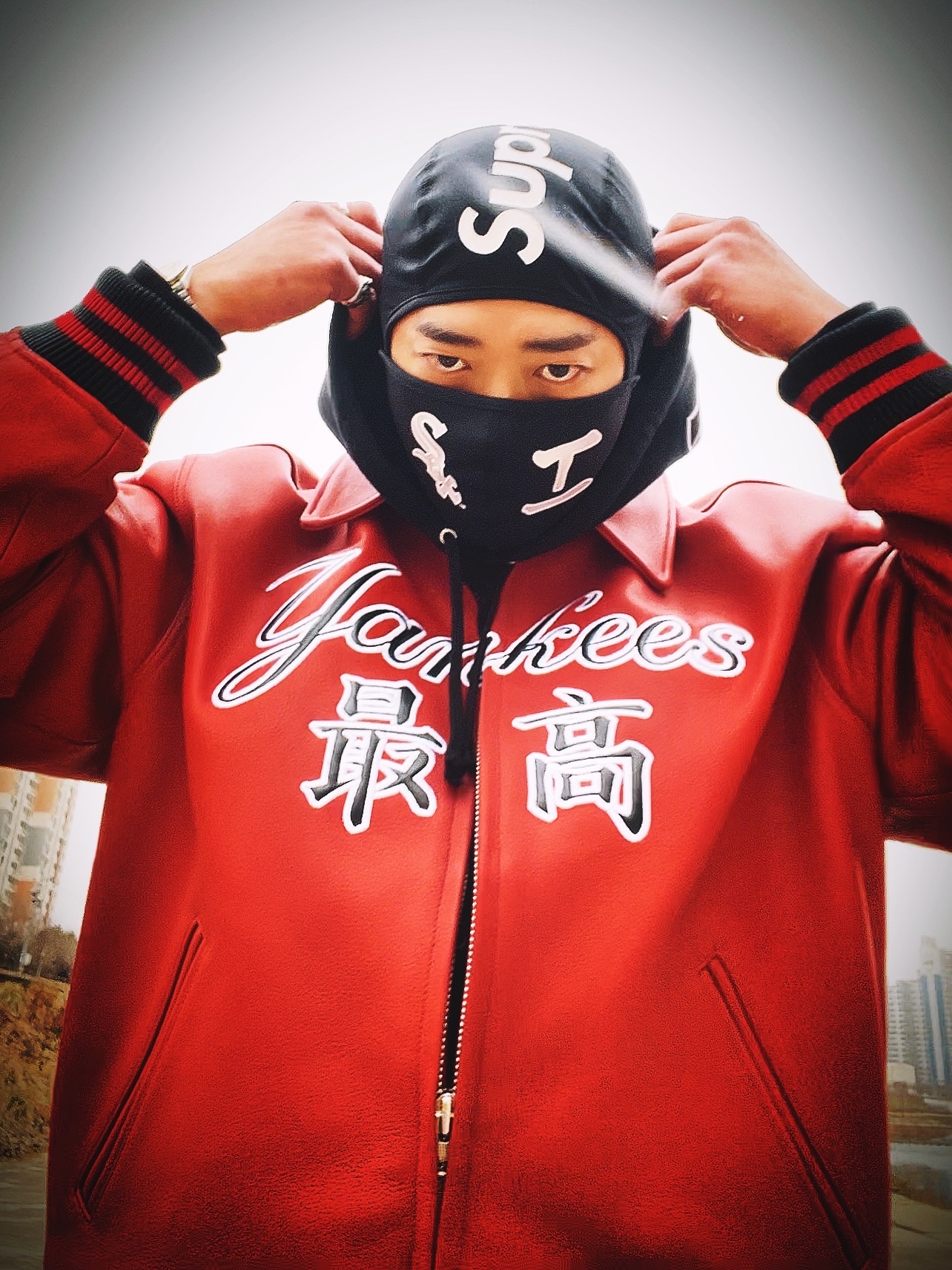 Supreme x MLB Kanji Teams Lightweight Balaclava Yankees Red - 22FW, Supreme x MLB Kanji Teams Lightweight Balaclava White Sox Black - 22FW 착용 스타일 - 4