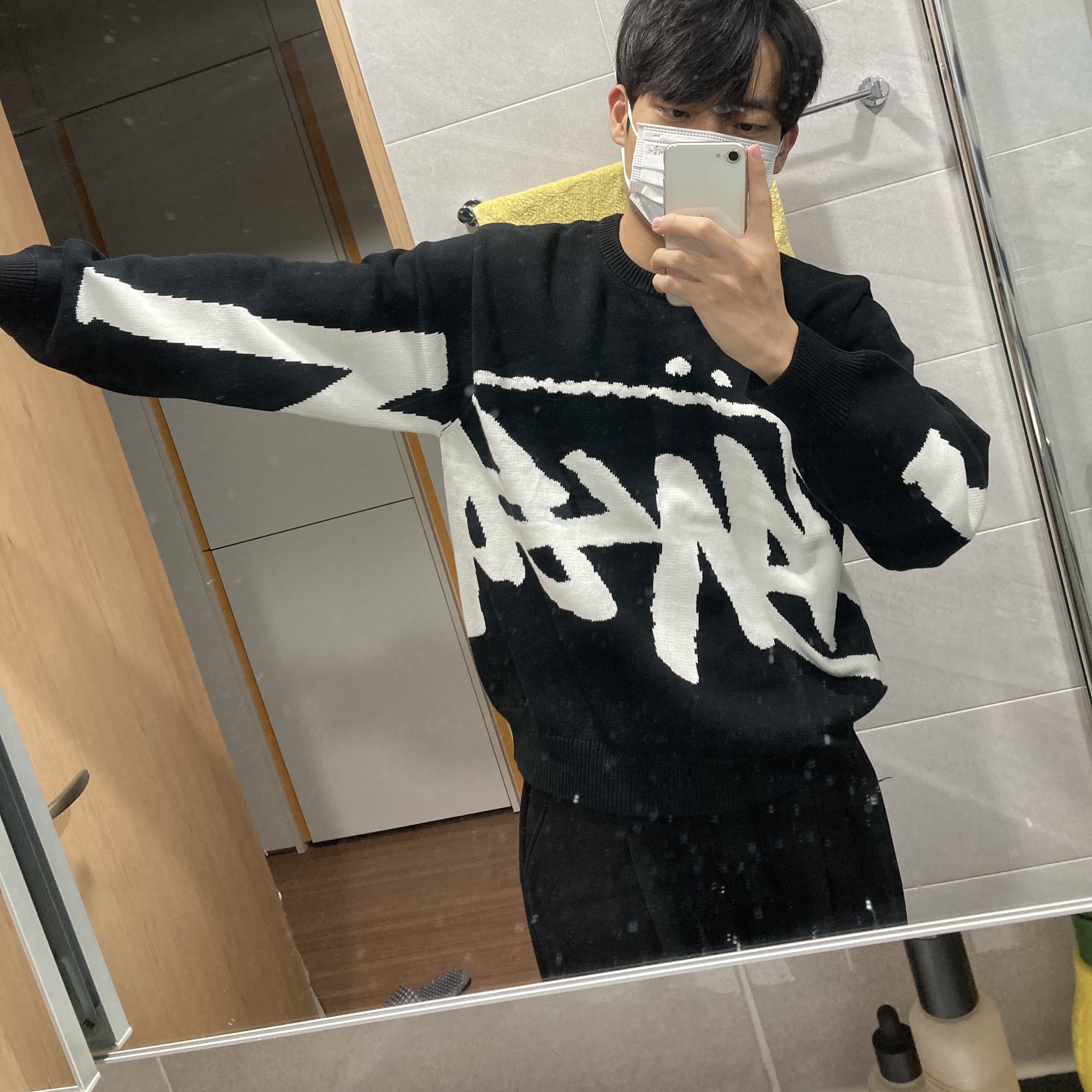 Stussy Big Stock Hoodie Black, Stussy Stock Sweater Black 착용 스타일 - 2