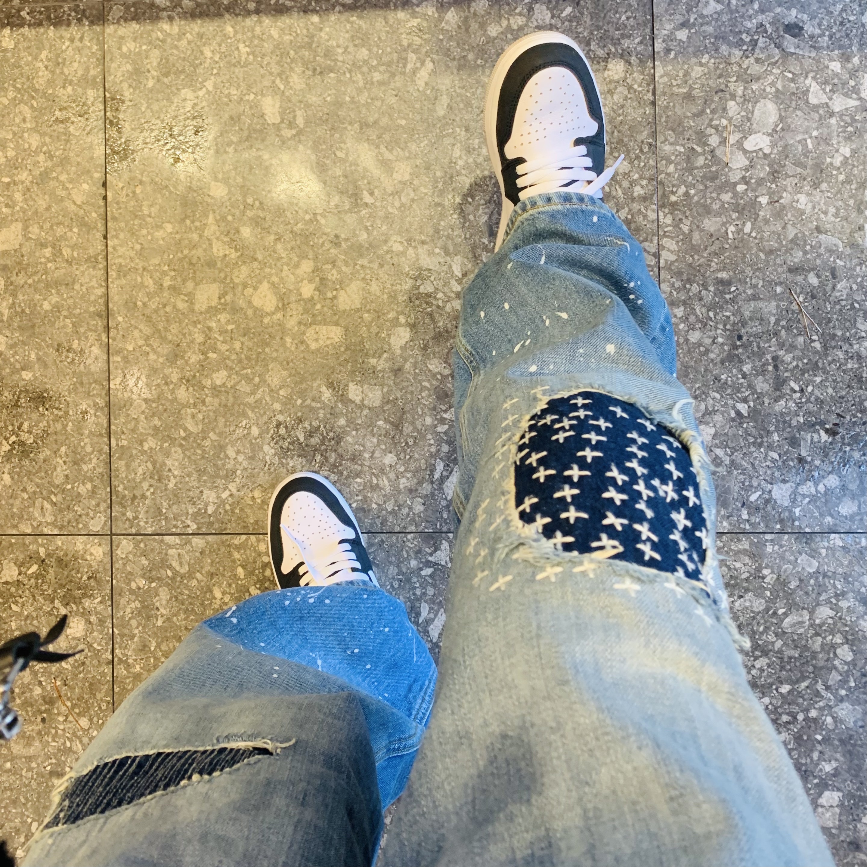 Zara x Ader Error Patchwork Jeans Blue, Jordan 1 Retro High OG Bleached Coral 착용 스타일 - 2
