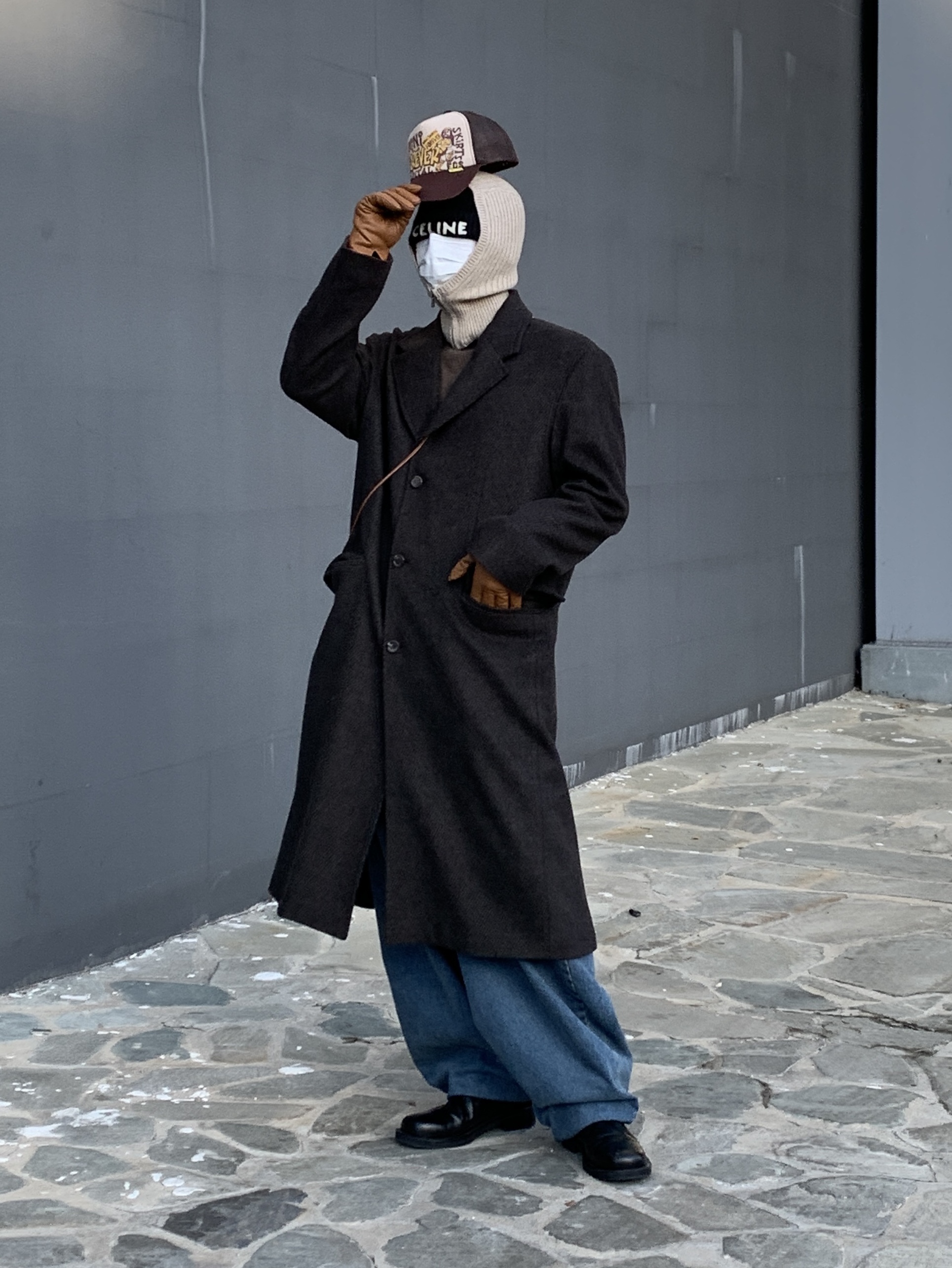 Celine Embroidered Knit Wool Beanie Black, Celine Triangle Bag in Triomphe Canvas with Celine Print Tan 착용 스타일 - 1