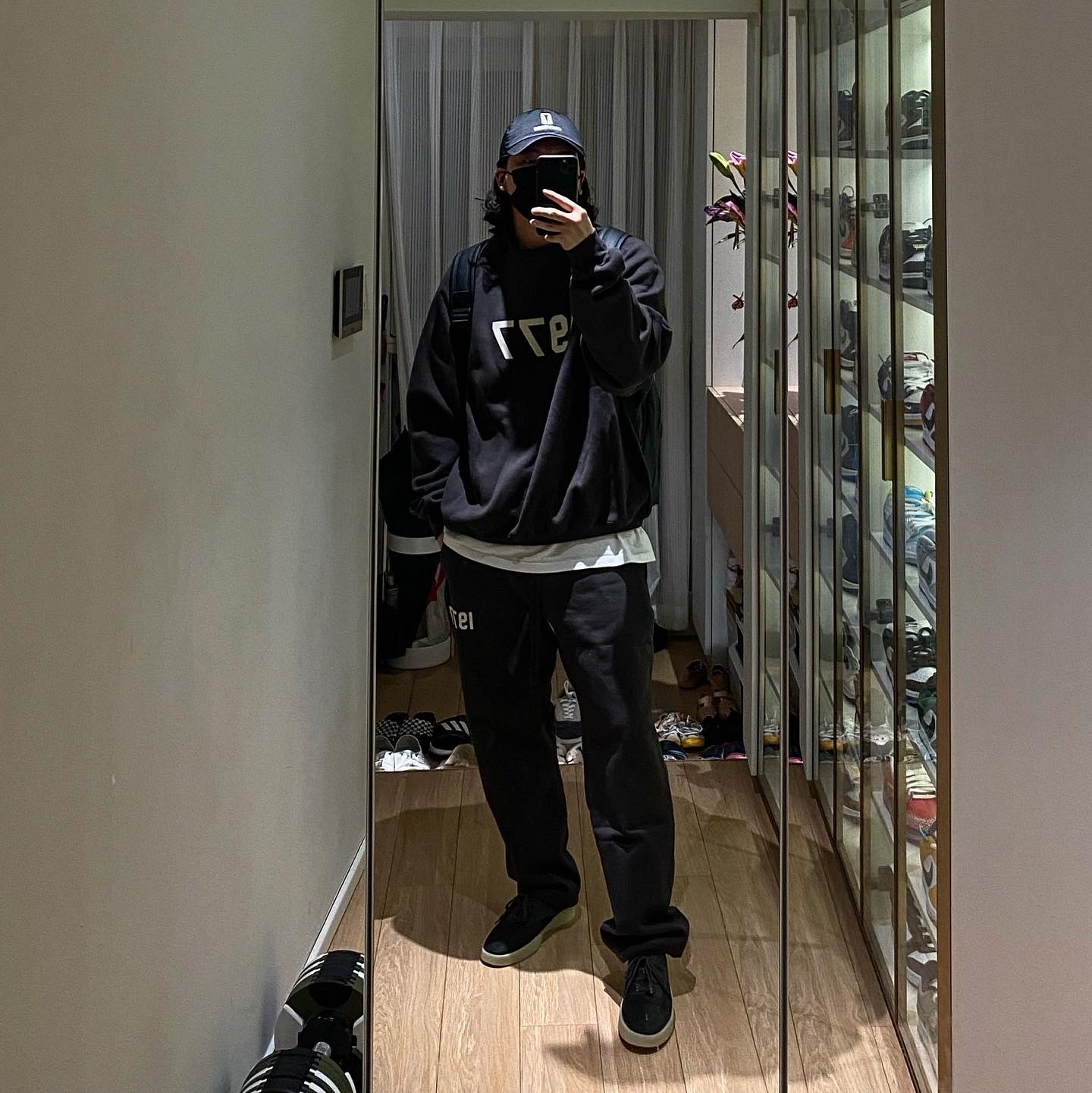 Essentials 1977 Crewneck Sweatshirt Iron - 22SS, Essentials 1977 Relaxed Sweatpants Iron - 22SS 착용 스타일 - 2