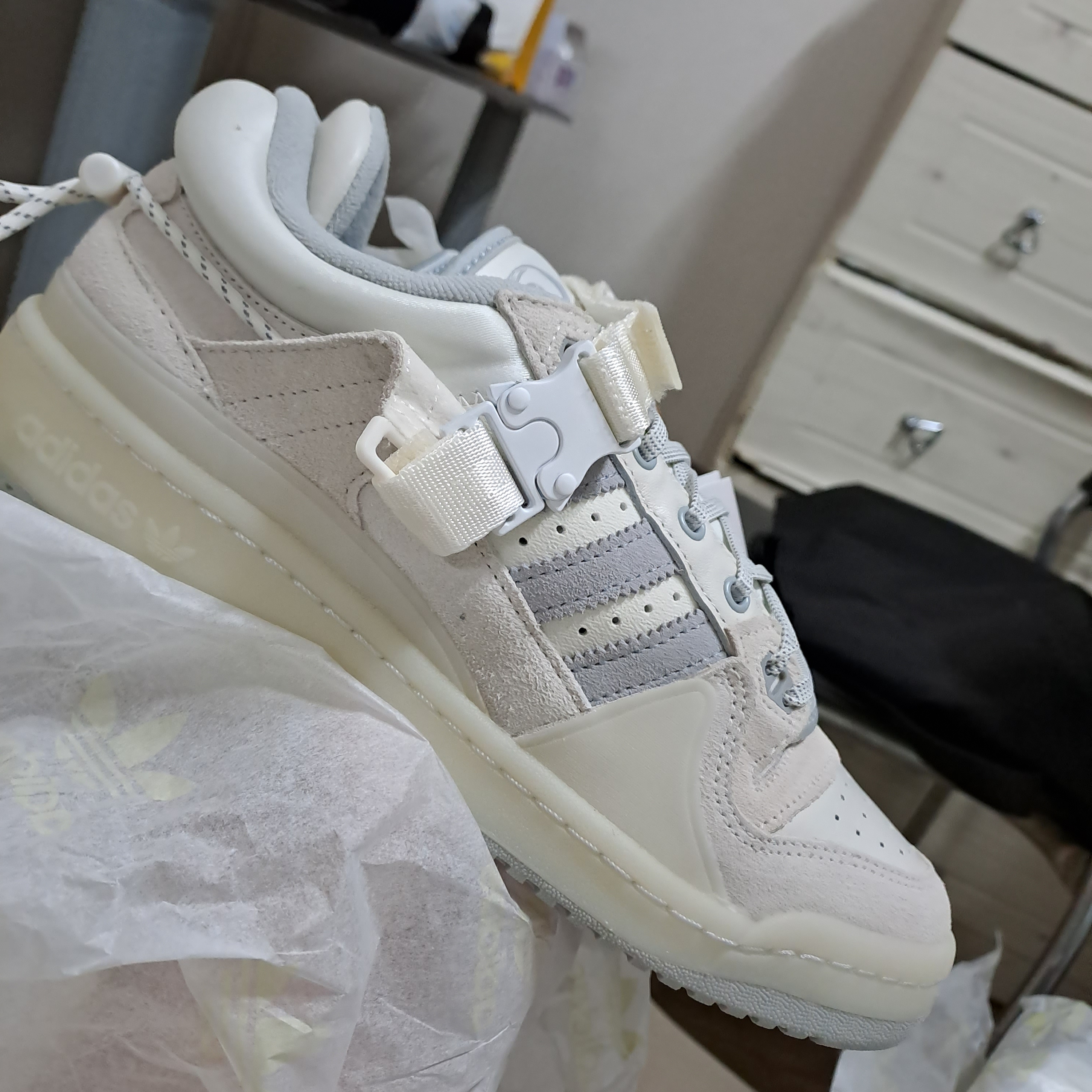 Adidas x Bad Bunny Forum Low Cloud White Clear Onix 착용 스타일 - 4