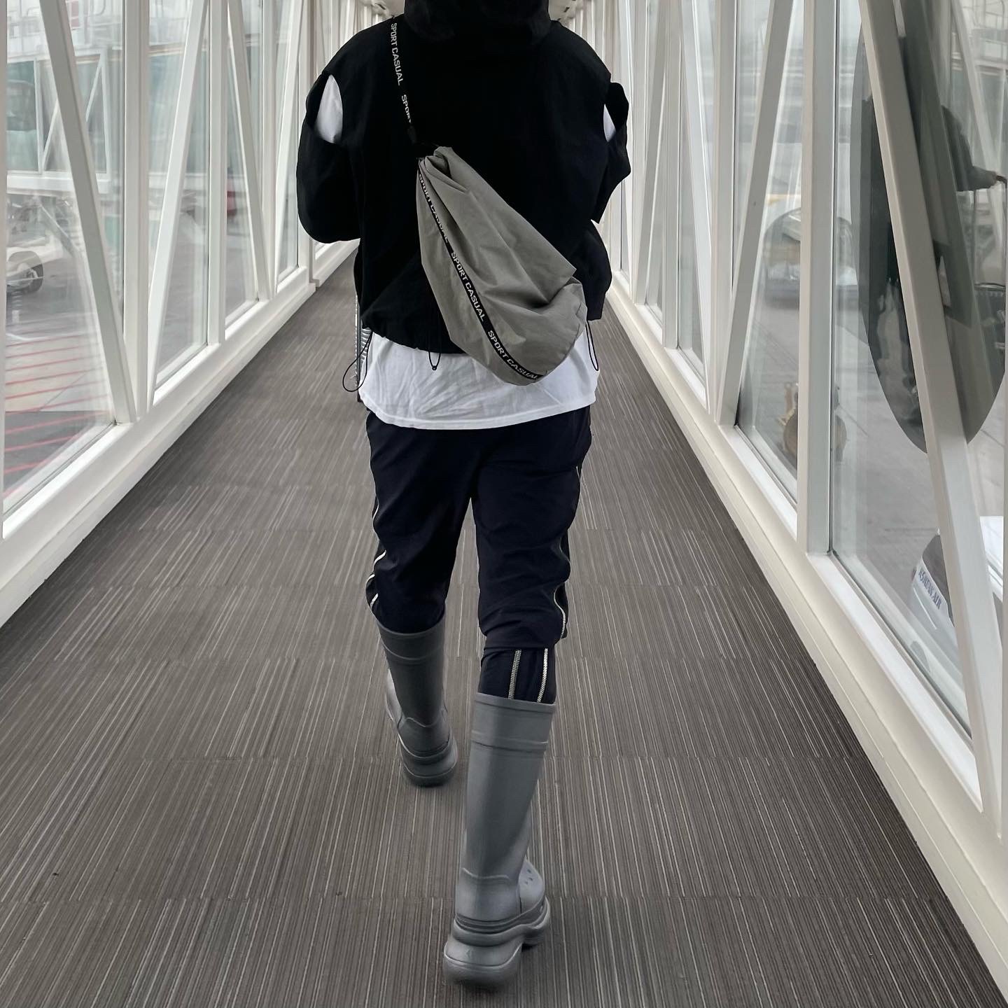 (W) Balenciaga x Crocs Rubber Boot Black 착용 스타일 - 3