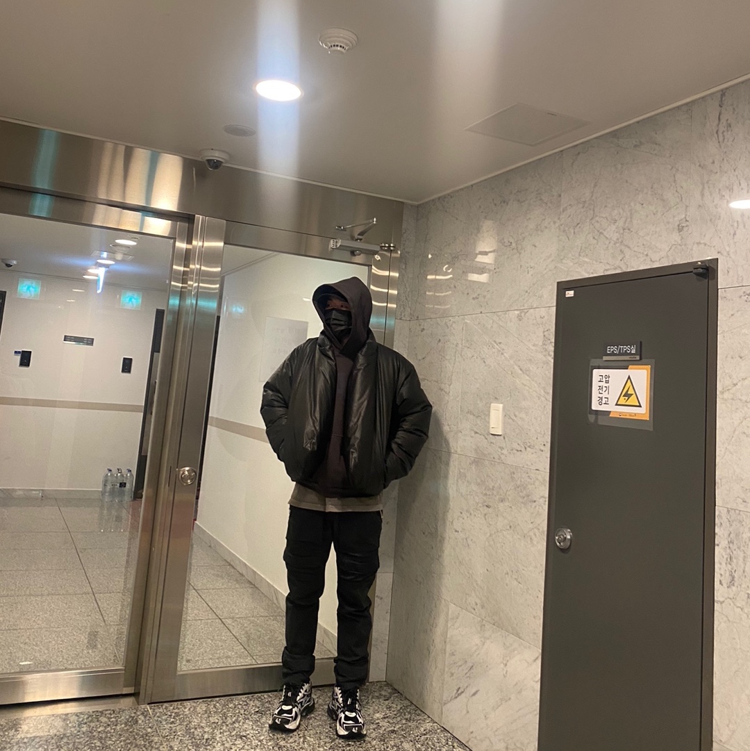 Yeezy Gap Round Jacket Black, Yeezy Gap Engineered By Balenciaga Dove Shrunken Hoodie Black 착용 스타일