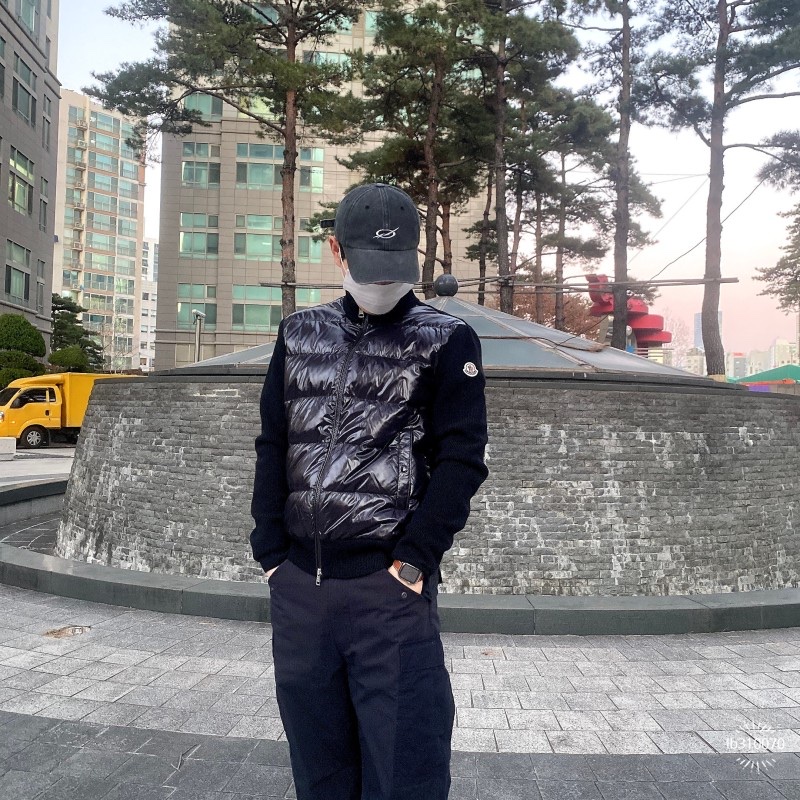 Moncler Graphic Padded Wool Cardigan Black - 22FW, Balenciaga Runner Sneakers Blue White 착용 스타일 - 2