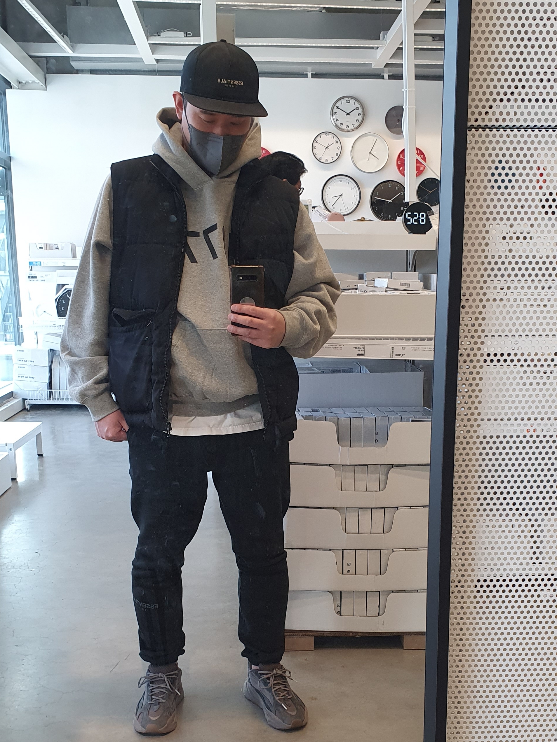 Adidas Yeezy Boost 700 V2 Mauve, Essentials 1977 Hoodie Dark Oatmeal - 22SS 착용 스타일