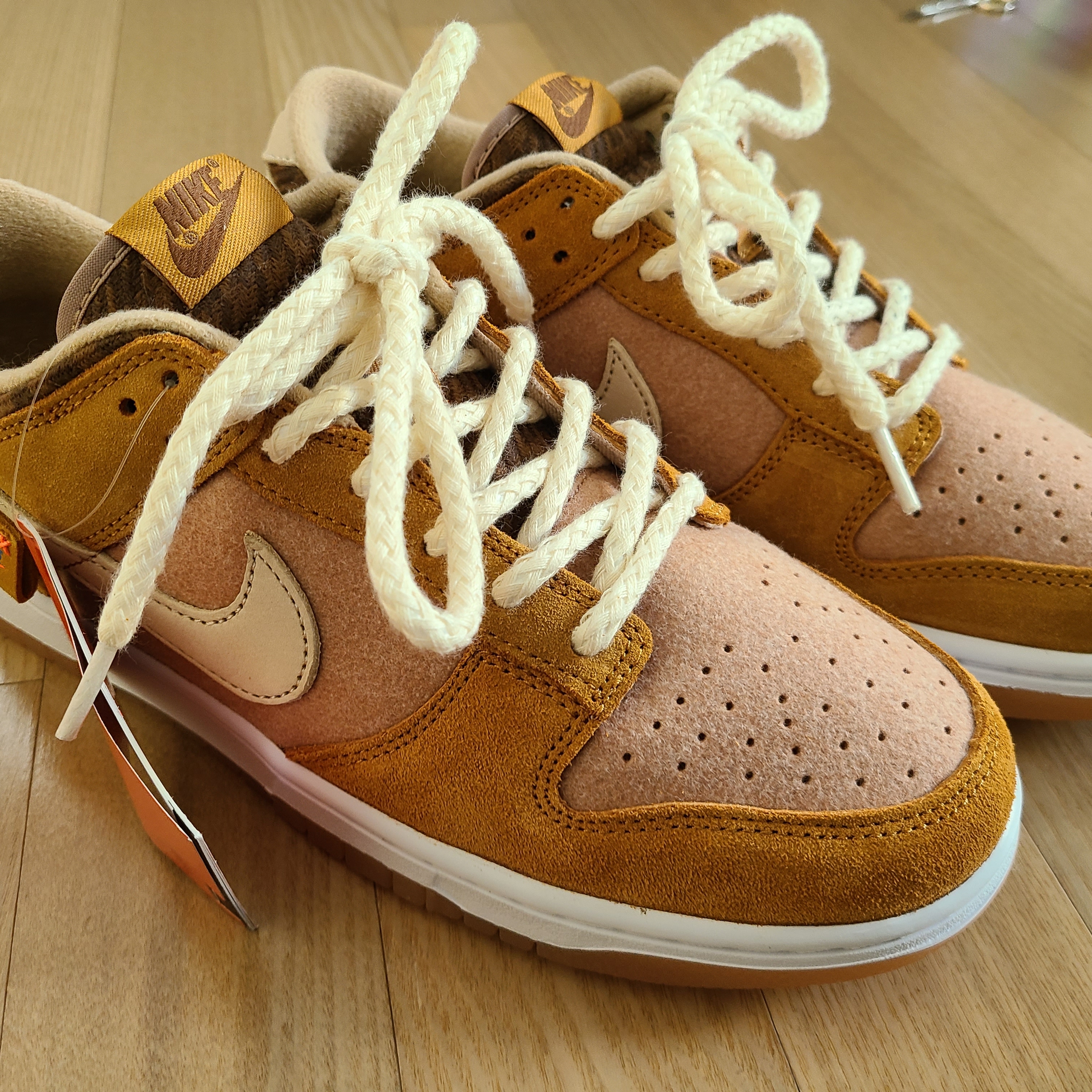 Nike Dunk Low SE Praline Desert Ochre 착용 스타일 - 3
