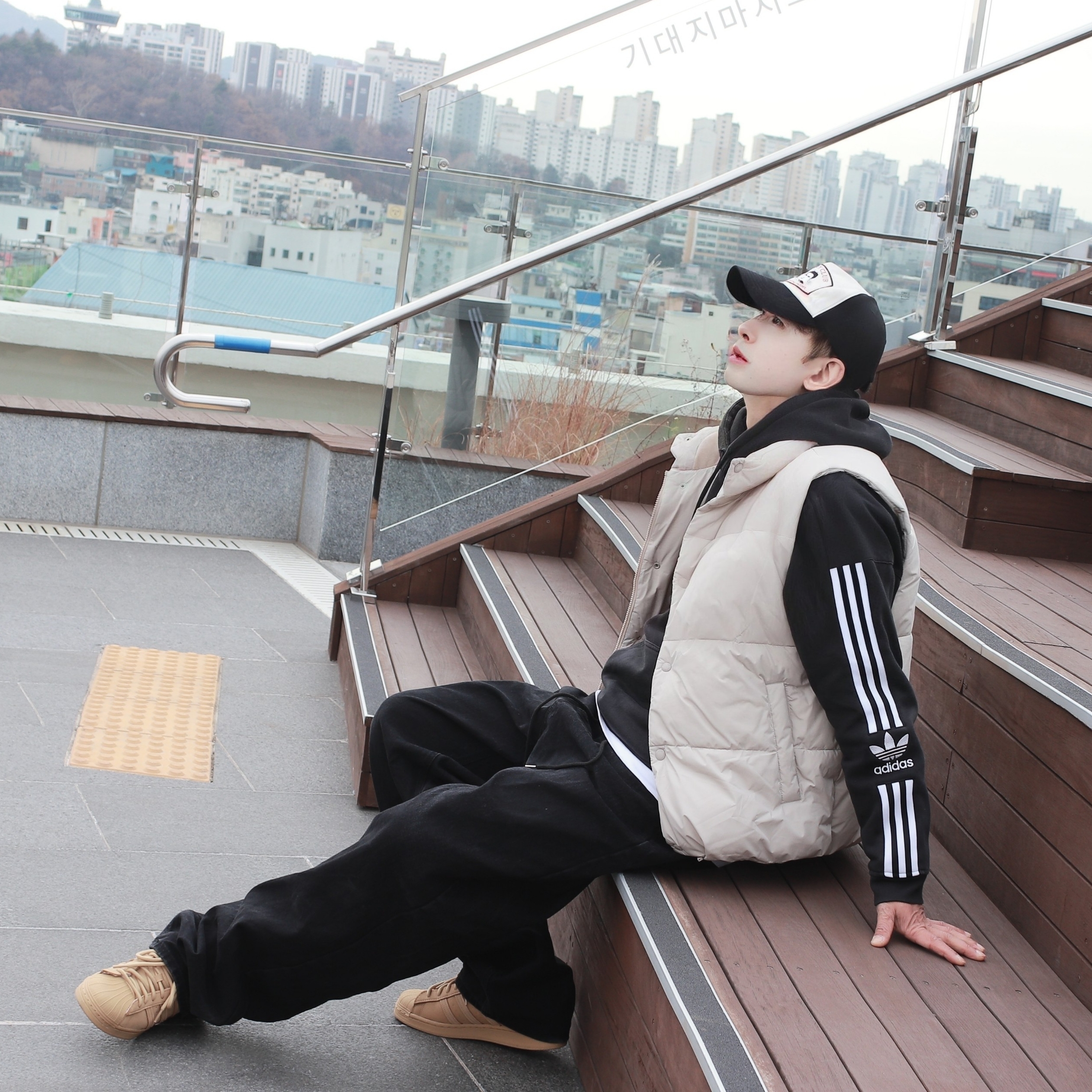 Adidas Superstar Golden Beige 착용 스타일 - 1