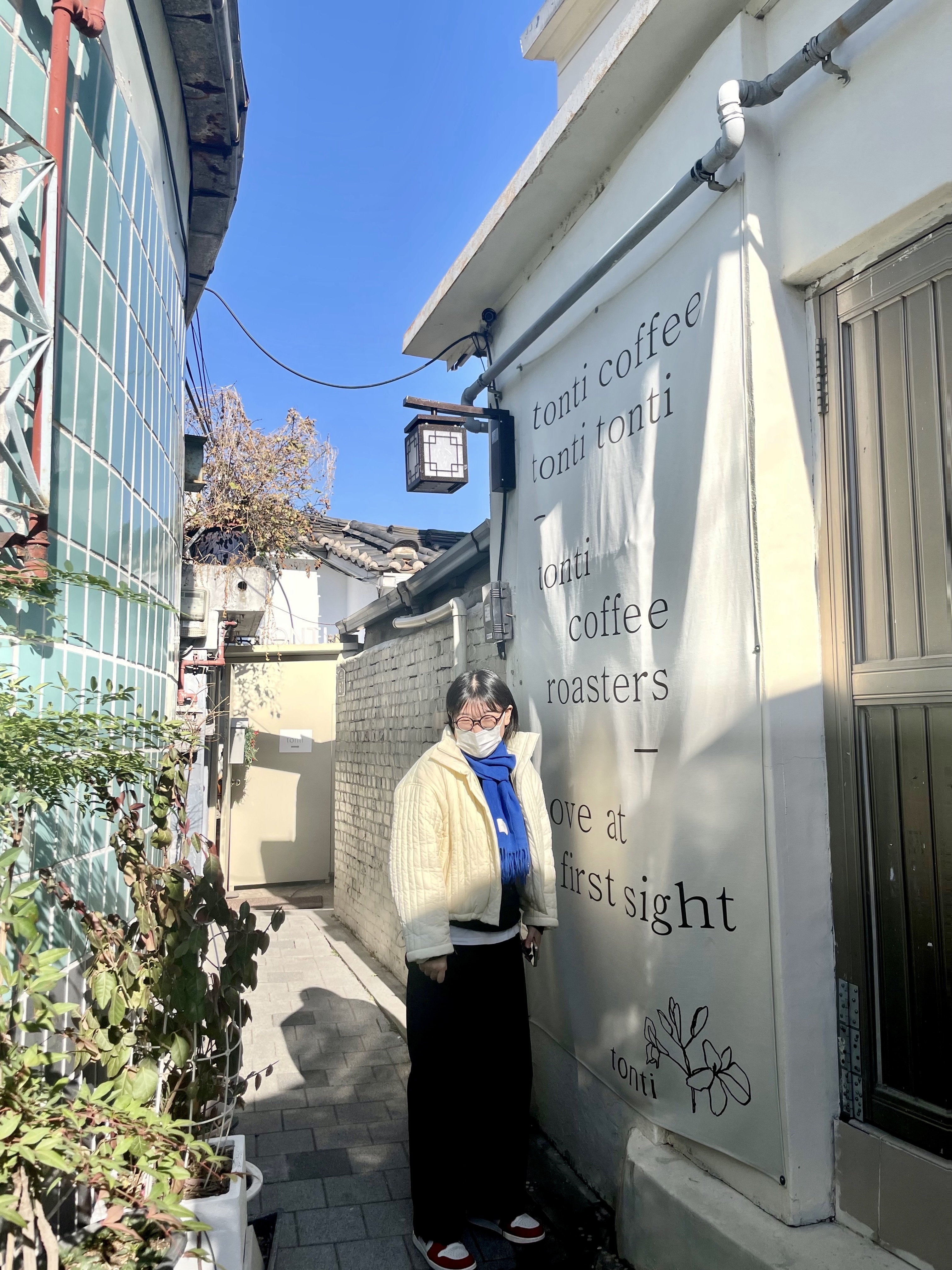 Jordan 1 Retro High OG Chicago 2022, Maison Kitsune Large Velvet Fox Head Patch Sweatshirt Black 착용 스타일