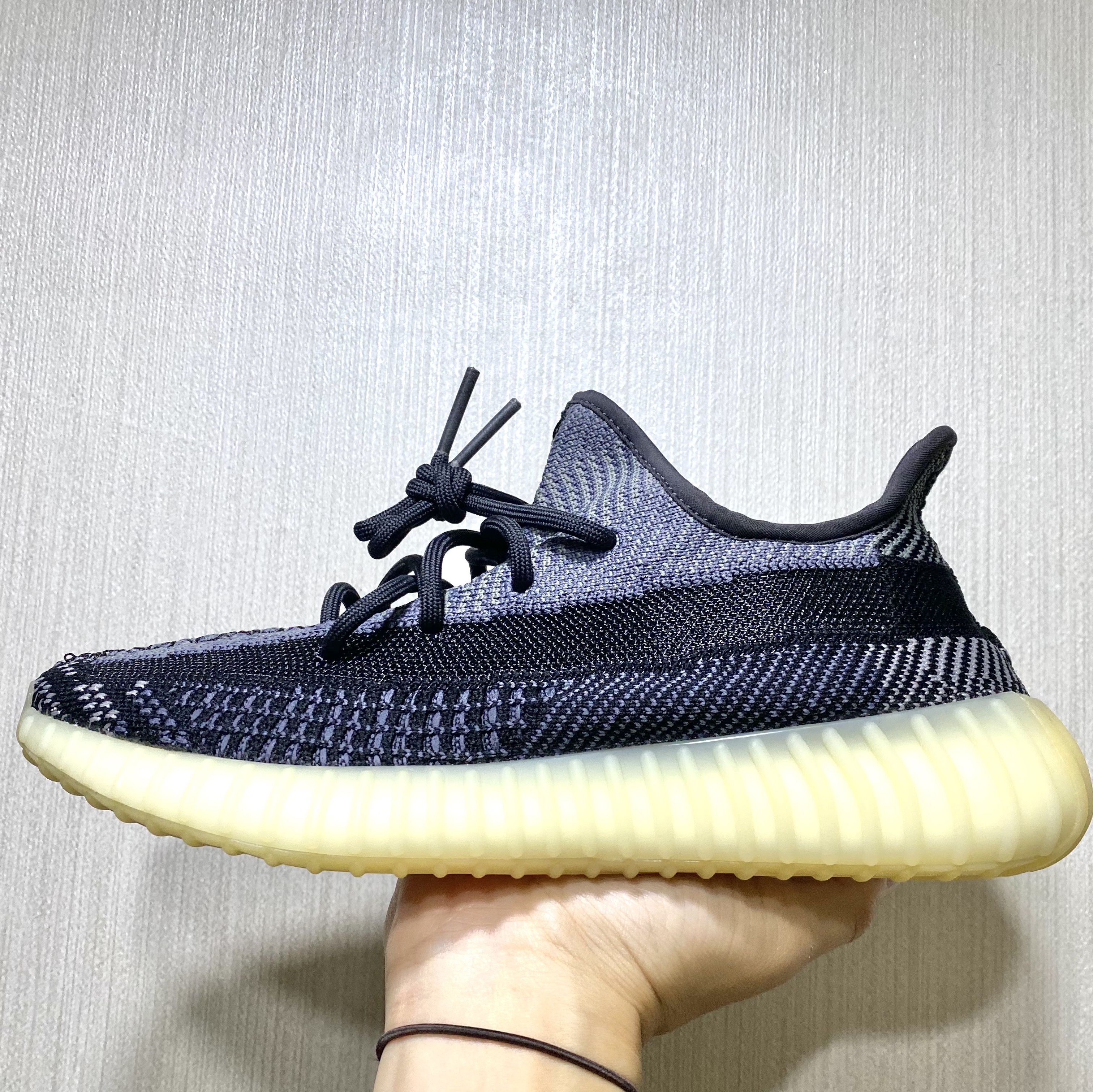 Adidas Yeezy Boost 350 V2 Carbon 착용 스타일