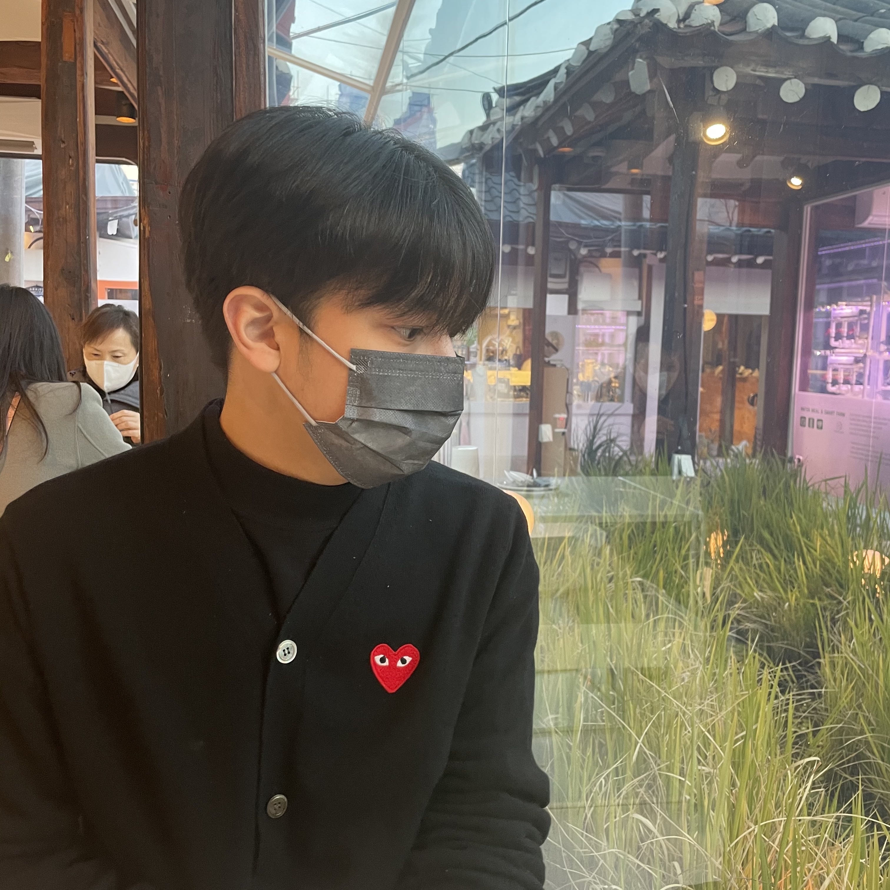 Play Comme des Garcons Knit Red Heart Cardigan Black 착용 스타일