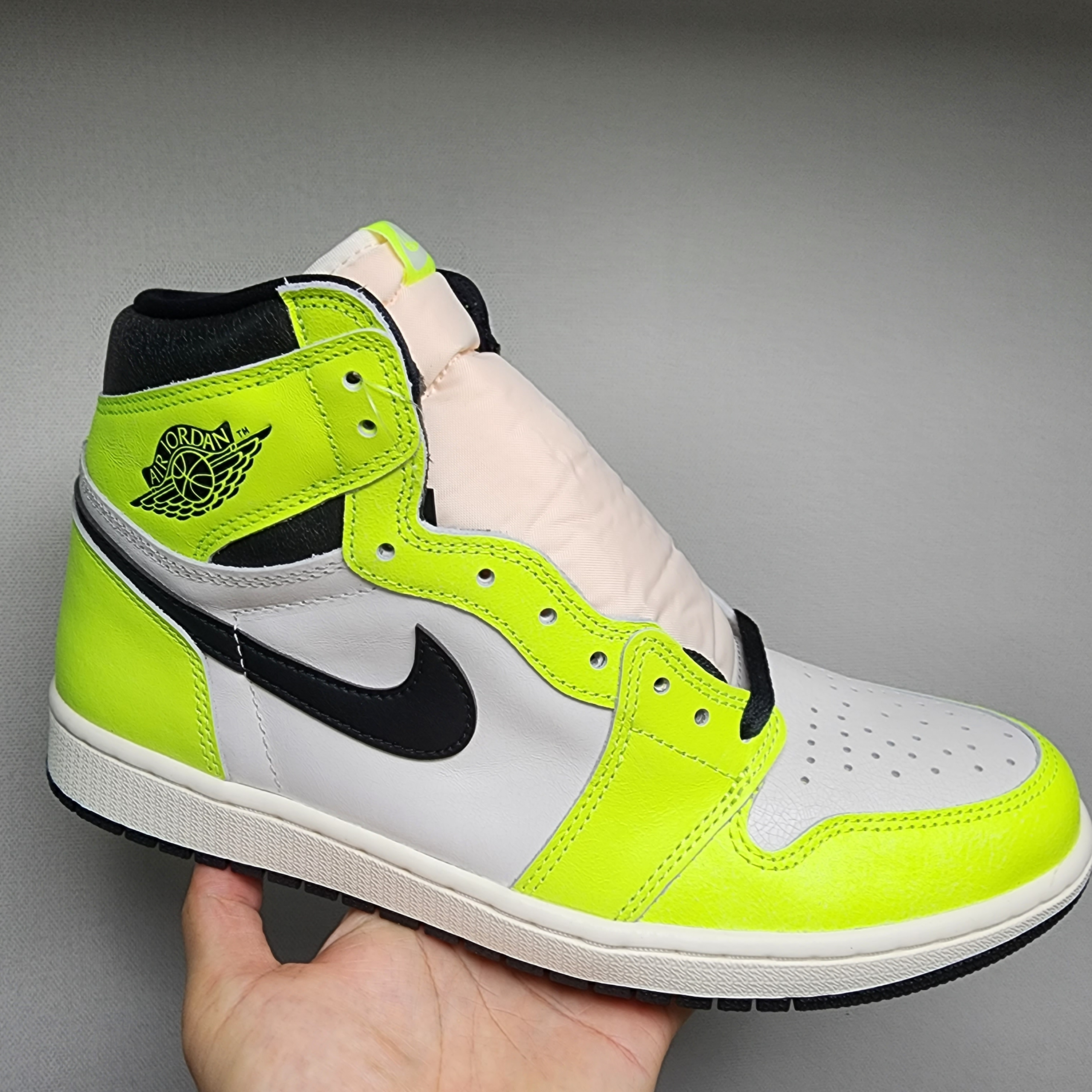 Jordan 1 Retro High OG Volt 착용 스타일
