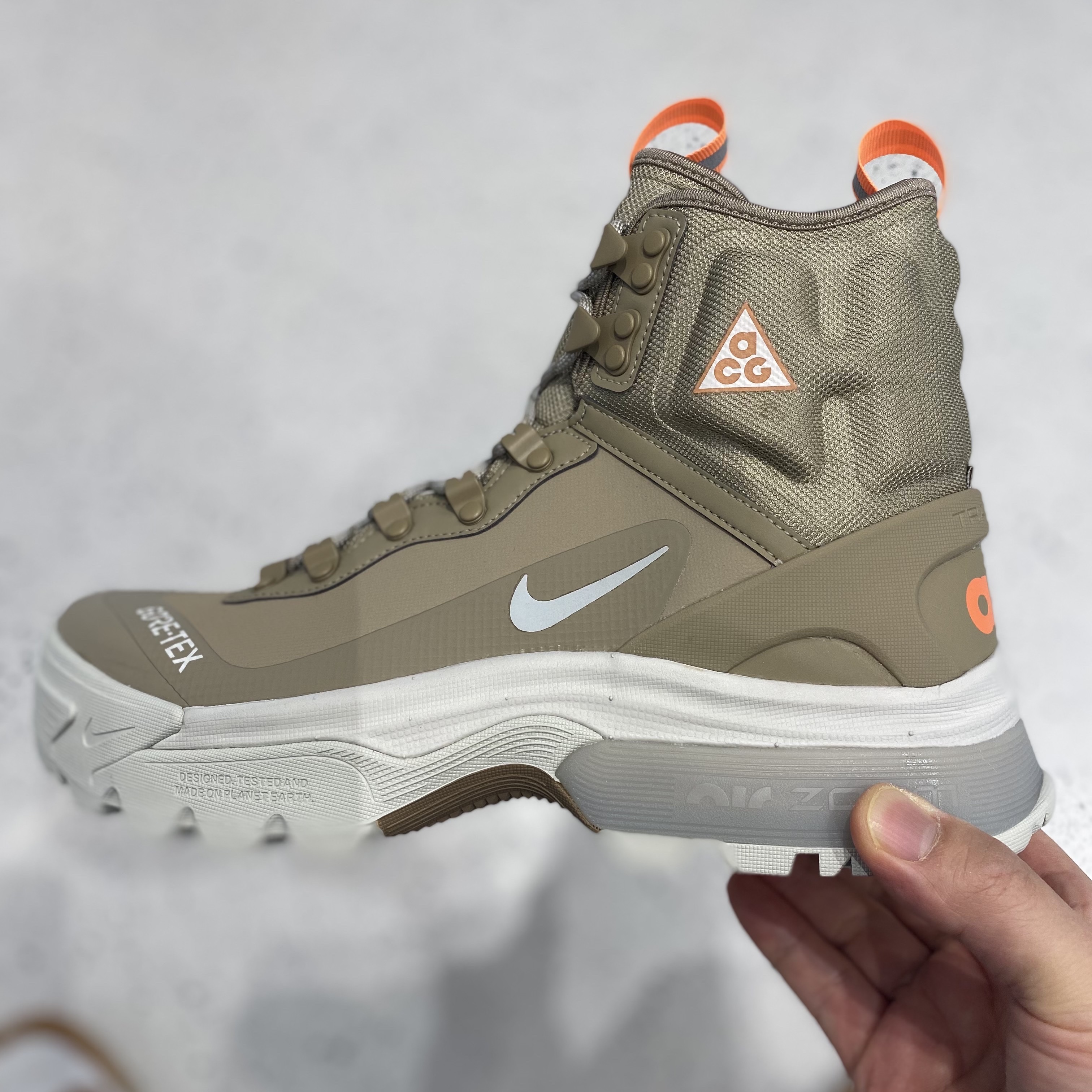 Nike ACG Air Zoom Gaiadome Gore-Tex Khaki Light Bone 착용 스타일 - 2