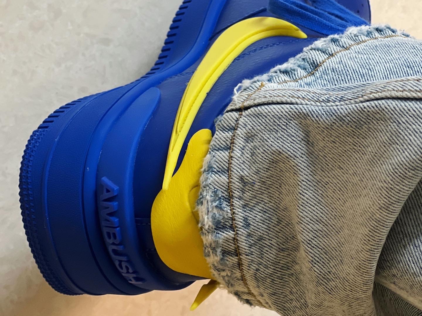 Nike x Ambush Air Force 1 Low SP Game Royal and Vivid Sulfur 착용 스타일 - 2