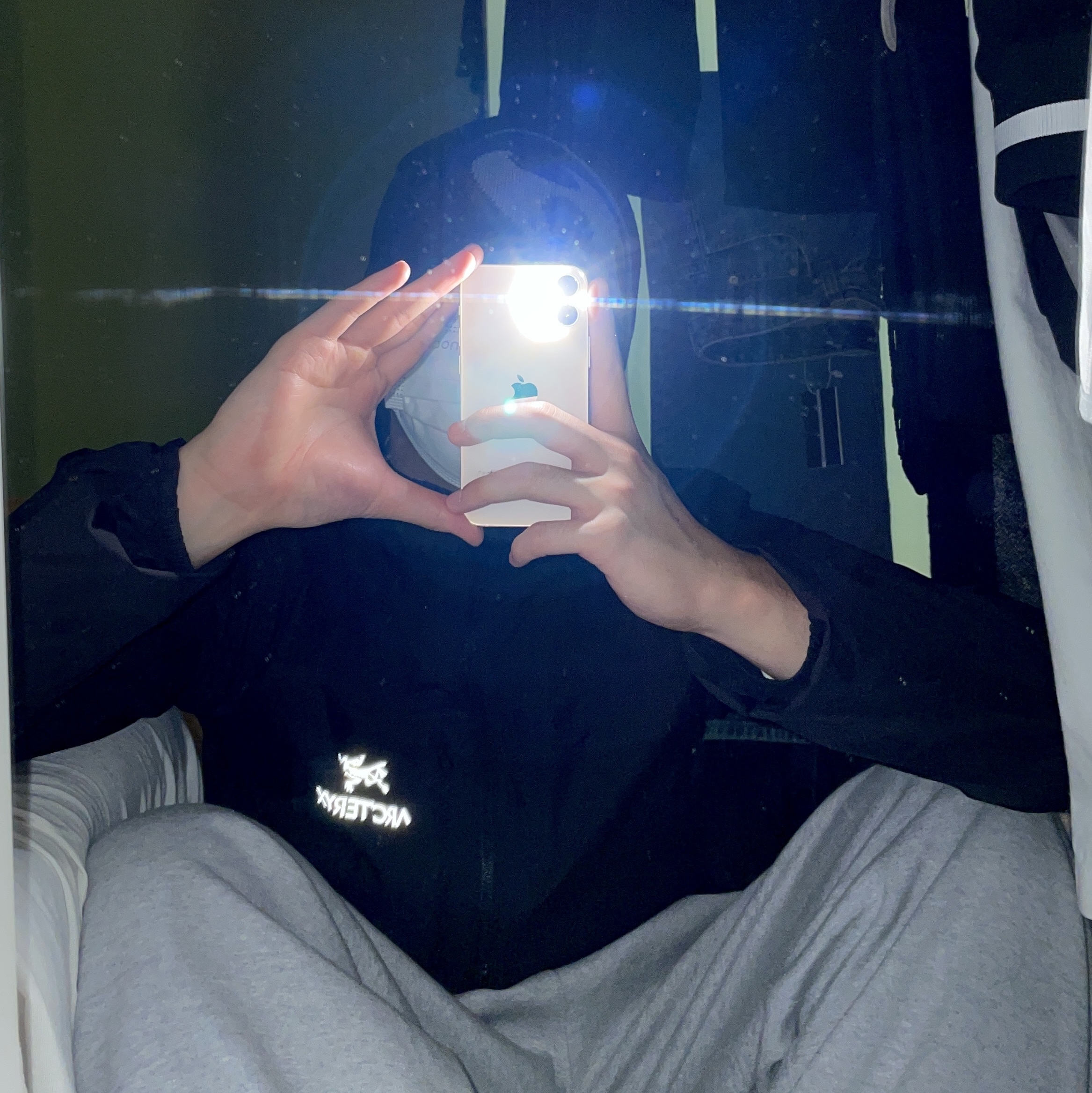 Arc'teryx Squamish Hoody Black, Sansan Gear Logo Beanie Black - 22FW 착용 스타일