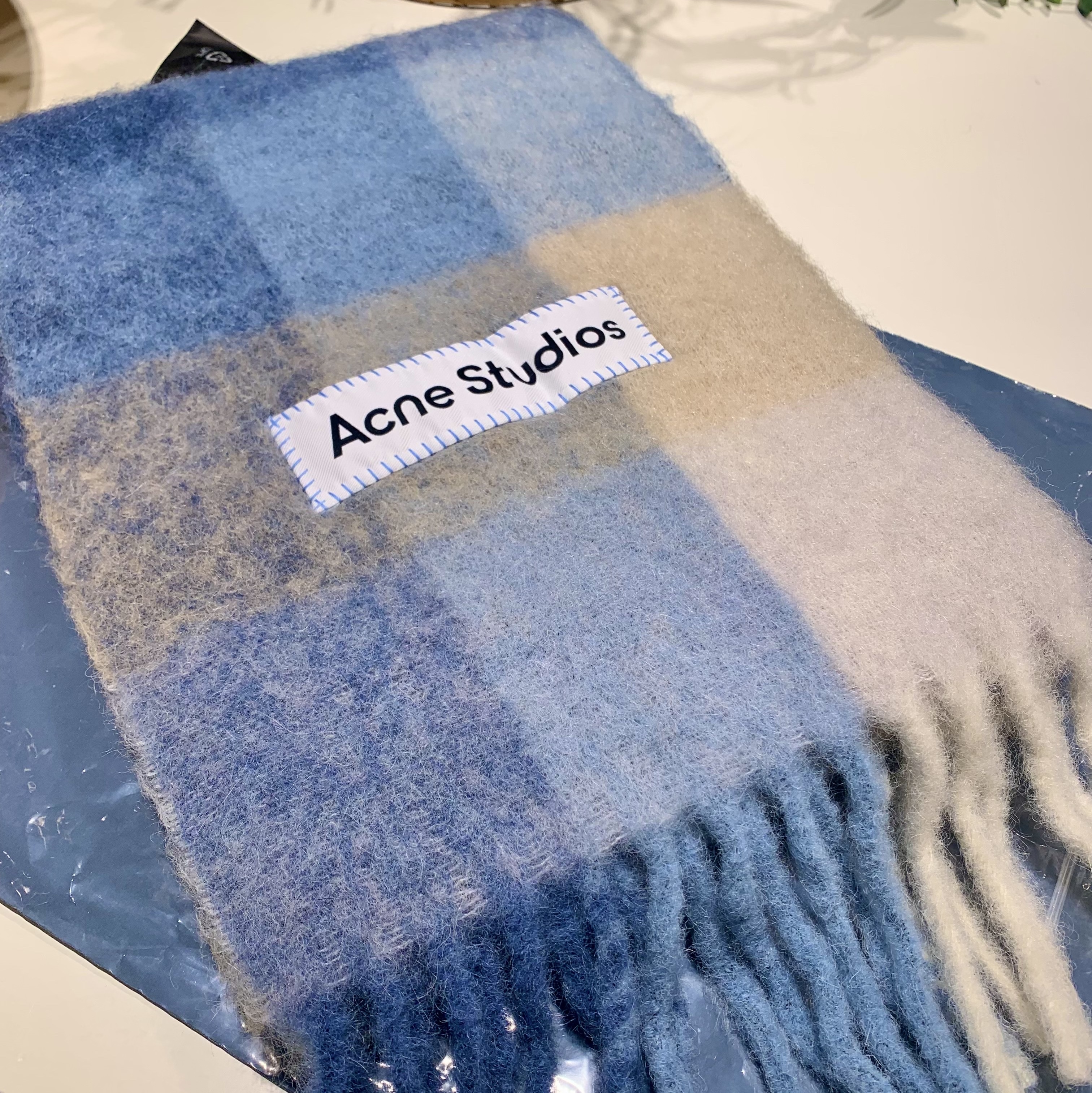 Acne Studios Mohair Check Muffler Pastel Blue Beige 착용 스타일