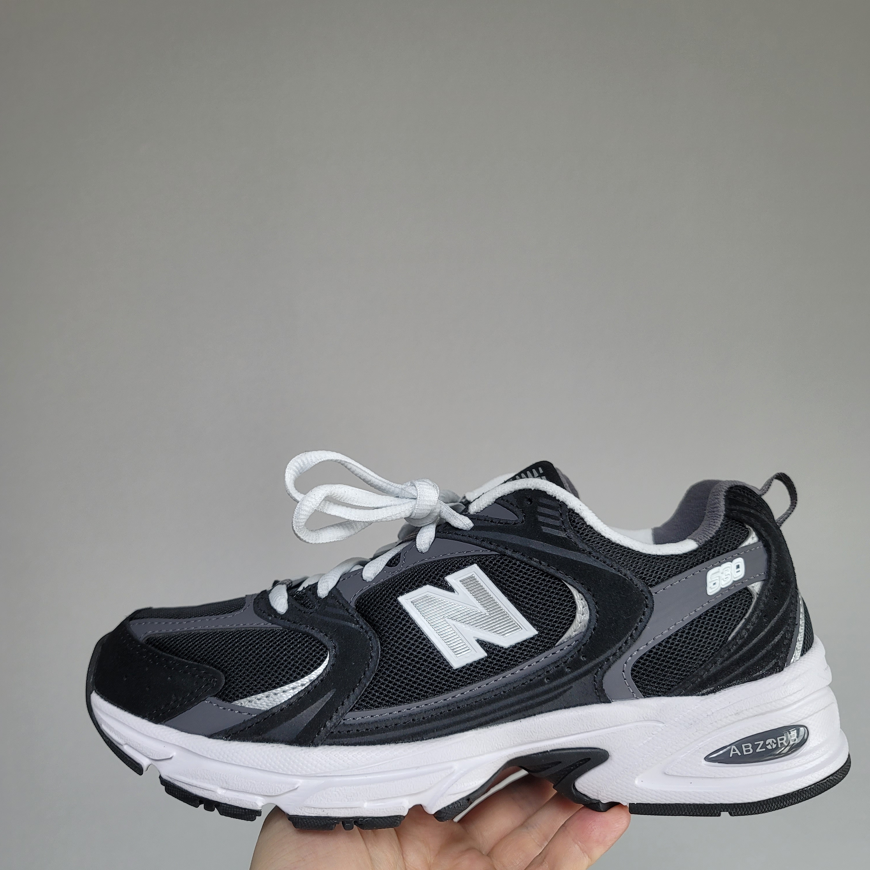 New Balance 530 Classic Black 착용 스타일 - 2
